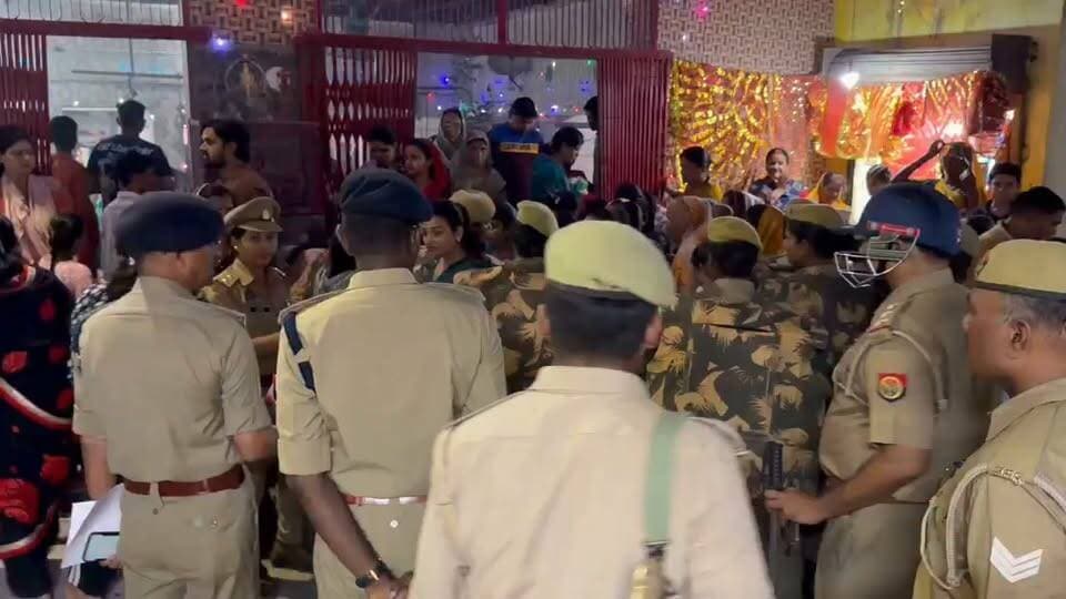 चित्रकूट में शारदीय नवरात्रि के पर्व को सकुशल, शांतिपूर्ण और सुरक्षित तरीके से संपन्न कराने के लिए पुलिस प्रशासन पूरी तरह मुस्तैद नजर आ रहा है। इसी क्रम में डीआईजी चित्रकूटधाम मंडल राजेश एस० और पुलिस अधीक्षक चित्रकूट अरुण कुमार सिंह ने शहर के भीड़भाड़ वाले इलाकों में पैदल गश्त कर सुरक्षा व्यवस्था का जायजा लिया। इस दौरान अधिकारियों ने विभिन्न देवी पंडालों के साथ-साथ ऐतिहासिक एवं मराठाकालीन काली देवी मंदिर का भ्रमण कर व्यवस्थाओं का निरीक्षण किया और श्रद्धालुओं को सुरक्षा का भरोसा दिलाया।
नवरात्रि के दौरान देवी मंदिरों और पूजा पंडालों में उमड़ने वाली श्रद्धालुओं की भीड़ को देखते हुए चित्रकूट पुलिस सुरक्षा व्यवस्था को लेकर सतर्क है। डीआईजी चित्रकूटधाम मंडल राजेश एस० और एसपी चित्रकूट अरुण कुमार सिंह ने पुलिस बल के साथ शहर के प्रमुख एवं भीड़भाड़ वाले क्षेत्रों में पैदल गश्त की। इस दौरान अधिकारियों ने विभिन्न देवी पंडालों का भ्रमण कर सुरक्षा व्यवस्था का जायजा लिया और श्रद्धालुओं की सुविधा एवं सुरक्षा को लेकर आवश्यक दिशा-निर्देश दिए। अधिकारियों ने मराठाकालीन काली देवी मंदिर पहुंचकर वहां की व्यवस्थाओं का भी निरीक्षण किया। नवरात्रि के अवसर पर मंदिर में दर्शन-पूजन के लिए पहुंचने वाले श्रद्धालुओं की सुरक्षा सुनिश्चित करने के उद्देश्य से पुलिस की सक्रियता पर विशेष जोर दिया गया। पैदल गश्त के माध्यम से पुलिस प्रशासन ने आमजन को यह संदेश देने का प्रयास किया कि त्योहार के दौरान सुरक्षा व्यवस्था बनाए रखने के लिए पुलिस पूरी तरह प्रतिबद्ध है। वहीं, इस दौरान मिशन शक्ति अभियान के तहत महिला सुरक्षा और नारी सशक्तीकरण को लेकर भी विशेष जागरूकता अभियान चलाया गया। डीआईजी राजेश एस० और एसपी अरुण कुमार सिंह महिला पुलिस बल के साथ काली देवी मंदिर पहुंचे, जहां महिलाओं एवं श्रद्धालुओं को जागरूक करने के उद्देश्य से पंपलेट वितरित किए गए। पुलिसकर्मियों ने महिलाओं को उनके अधिकारों, सुरक्षा और आत्मसम्मान के प्रति जागरूक रहने का संदेश दिया। साथ ही उन्हें यह समझाने का प्रयास किया गया कि किसी भी प्रकार की परेशानी, उत्पीड़न या असुरक्षा की स्थिति में वे बिना किसी डर के पुलिस से संपर्क कर सकती हैं और अपनी शिकायत दर्ज करा सकती हैं।
मिशन शक्ति का उद्देश्य महिलाओं में आत्मविश्वास बढ़ाना, उन्हें अपने अधिकारों के प्रति जागरूक करना और समाज में सुरक्षित वातावरण तैयार करना है। नवरात्रि के पावन अवसर पर देवी आराधना के साथ नारी शक्ति के सम्मान, सुरक्षा और सशक्तीकरण का संदेश भी दिया गया। कुल मिलाकर, नवरात्रि पर्व को लेकर चित्रकूट पुलिस प्रशासन सुरक्षा व्यवस्था के साथ-साथ महिला जागरूकता पर भी विशेष ध्यान दे रहा है। अधिकारियों की पैदल गश्त और मिशन शक्ति अभियान के जरिए श्रद्धालुओं तथा आमजन को सुरक्षा का भरोसा दिलाने के साथ महिलाओं को जागरूक और सशक्त बनाने का प्रयास किया जा रहा है।
बाइट: राजेश एस० (डीआईजी चित्रकूटधाम मंडल बांदा)