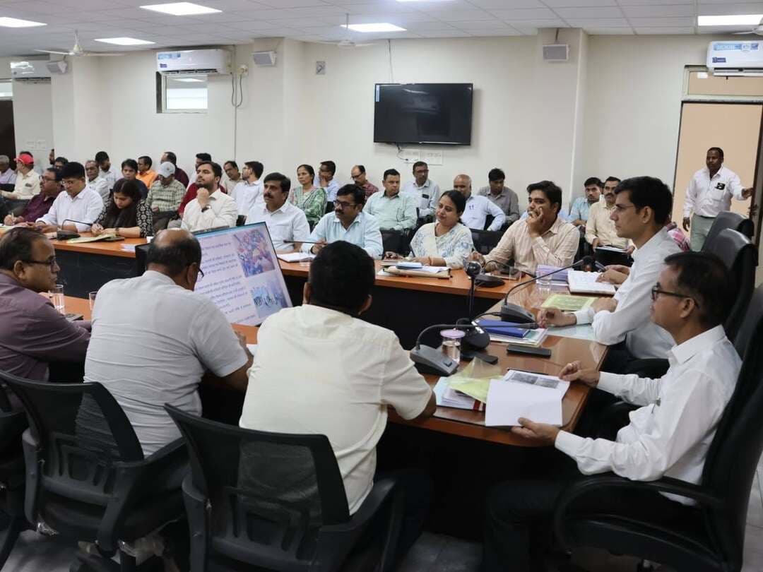 मुरैना: स्व-सहायता समूहों की महिलाओं की आजीविका होगी मजबूत
मुरैना कलेक्टर लोकेश कुमार जांगिड़ ने वीपीआरपी की जिला स्तरीय बैठक में स्व-सहायता समूहों की महिलाओं और ग्रामीण परिवारों को शासकीय योजनाओं से जोड़ने के निर्देश दिए। उन्होंने बताया कि जिले में 21 हजार से अधिक परिवारों की आजीविका योजनाएं तैयार की गई हैं। कलेक्टर ने विभागीय समन्वय से पात्र हितग्राहियों को लाभ दिलाकर आत्मनिर्भर बनाने पर जोर दिया।
