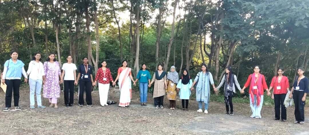 युवाओं ने प्रकृति संवाद से जाना वृक्षों का महत्व
मौन संवाद के माध्यम से युवाओं ने की प्रकृति की अनुभूति
===========================
प्रकृति एवं संस्कृति संरक्षण के उद्देश्य से मध्यप्रदेश जन अभियान परिषद, छिंदवाड़ा द्वारा अनुभूति कार्यक्रम का आयोजन किया गया। कार्यक्रम के अंतर्गत समाजसेवा में स्नातकोत्तर कर रहे युवा समाजसेवियों ने रविवार को धरम टेकड़ी एवं पीजी कॉलेज के समीप वृक्षों के महत्व को स्पर्श कर जाना और पेड़ों से मिलने वाली सकारात्मक अनुभूति को महसूस किया।
मध्यप्रदेश जन अभियान परिषद के जिला समन्वयक श्री अखिलेश जैन के मार्गदर्शन में आयोजित इस कार्यक्रम में पर्यावरणविद् एवं परामर्शदाता श्री विनोद तिवारी ने बीएसडब्ल्यू और एमएसडब्ल्यू के विद्यार्थियों को पेड़ों के औषधीय गुणों की जानकारी दी। उन्होंने बताया कि पीपल, बरगद, नीम, आम, जामुन सहित अन्य पेड़ फल देने के साथ-साथ छाया और शुद्ध ऑक्सीजन भी प्रदान करते हैं। इनके पत्तों और छाल में भी औषधीय गुण पाए जाते हैं। इसलिए इन सभी पेड़ों का संरक्षण करना अत्यंत आवश्यक है।
परामर्शदाता श्रीमती लता नागले ने कहा कि इस अवसर पर सभी ने मौन रहकर पेड़ों के साथ प्रकृति से संवाद किया और महसूस किया कि धरती पर मौजूद यह अनमोल खजाना हमारे लिए कितना जीवनदायी है। इसका संरक्षण करना अत्यंत आवश्यक है। परामर्शदाता श्रीमती तृप्ति सिंह ने वृक्षों के धार्मिक महत्व पर प्रकाश डालते हुए कहा कि धार्मिक रीति-रिवाजों में इन पेड़ों का महत्वपूर्ण स्थान है। इनकी पूजा-उपासना के माध्यम से हम प्रकृति की उपासना भी करते हैं। कार्यक्रम में परामर्शदाता श्री श्यामलराव एवं श्री आशीष साहू ने पेड़ों के पत्तों के महत्व तथा जैविक खाद बनाने में उनके उपयोग की जानकारी दी। इस प्रकृति अध्ययन कार्यक्रम में एमएसडब्ल्यू के विद्यार्थी चित्रेश डेहरिया, शुभांगी साहू सहित मध्यप्रदेश जन अभियान परिषद के सदस्य, बीएसडब्ल्यू एवं एमएसडब्ल्यू के विद्यार्थी तथा बड़ी संख्या में समाजसेवी उपस्थित थे।
#procwa #छिन्दवाड़ा
#JansamparkMP
Jansampark Madhya Pradesh