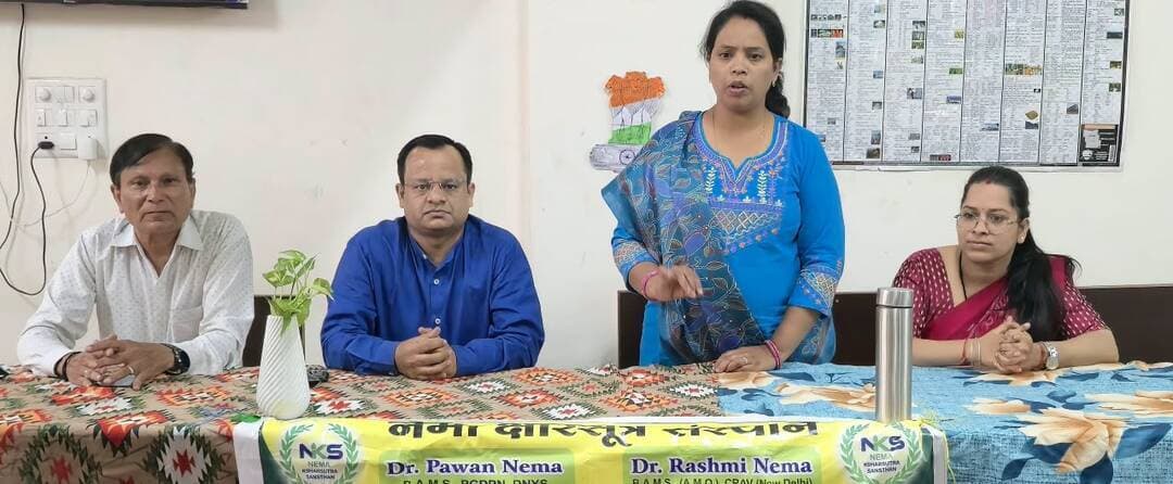 स्वस्थ जीवनशैली ही अच्छे स्वास्थ्य का आधार, निःशुल्क स्वास्थ्य शिविर में छात्राओं का हुआ स्वास्थ्य परीक्षण
आयुर्वेद अपनाओ और जीवन में खुशहाली लाओ का दिया संदेश
=============================
छात्राओं को स्वास्थ्य के महत्व के प्रति जागरूक करने और उन्हें स्वस्थ जीवनशैली अपनाने के लिए प्रेरित करने के उद्देश्य से जिला आयुष अधिकारी डॉ. प्रमिला यावतकर के निर्देशानुसार आयुष्मान आरोग्य मंदिर माल्हनवाड़ा द्वारा स्थानीय उत्कृष्ट विद्यालय कन्या छात्रावास में आज जागरूकता कार्यक्रम एवं निःशुल्क स्वास्थ्य शिविर का आयोजन किया गया। कार्यक्रम में डॉ.रश्मि नेमा (प्रसूति एवं स्त्री रोग विशेषज्ञ), डॉ. पवन नेमा, संस्था के संयोजक श्री श्यामल राव तथा छात्रावास अधीक्षक श्रीमती साधना गजभिये उपस्थित थी।
इस अवसर पर श्री श्यामल राव ने बताया कि वर्तमान समय में मौसमी खाद्य पदार्थों का समय पर सेवन नहीं करना, गलत खान-पान, जंक फूड का अधिक सेवन, तनाव, शारीरिक गतिविधियों की कमी और प्रदूषण के कारण कई प्रकार की बीमारियां तेजी से बढ़ रही हैं। इन बीमारियों की रोकथाम के लिए जीवनशैली में बदलाव करना आवश्यक है।
डॉ. रश्मि नेमा ने छात्राओं को बताया कि आयुर्वेदिक पद्धतियों को अपनाकर, संतुलित आहार लेकर, नियमित व्यायाम एवं मनोरंजन के साथ पर्याप्त नींद लेने, स्वच्छता बनाए रखने और मानसिक तनाव से दूर रहकर गंभीर बीमारियों से बचाव किया जा सकता है। डॉ. पवन नेमा ने कहा कि स्वस्थ एवं खुशहाल जीवन जीने के लिए प्रत्येक व्यक्ति को अपने स्वास्थ्य के प्रति जागरूक और सजग रहना चाहिए। निःशुल्क स्वास्थ्य शिविर में डॉ. रश्मि नेमा द्वारा छात्राओं में मासिक धर्म की अनियमितता, त्वचा विकार, श्वेत प्रदर, कृमि तथा अरुचि जैसी समस्याओं का उपचार किया गया और आवश्यक औषधियां प्रदान की गईं।
#procwa #छिन्दवाड़ा
#JansamparkMP
Department of Ayush, Madhya Pradesh
Jansampark Madhya Pradesh