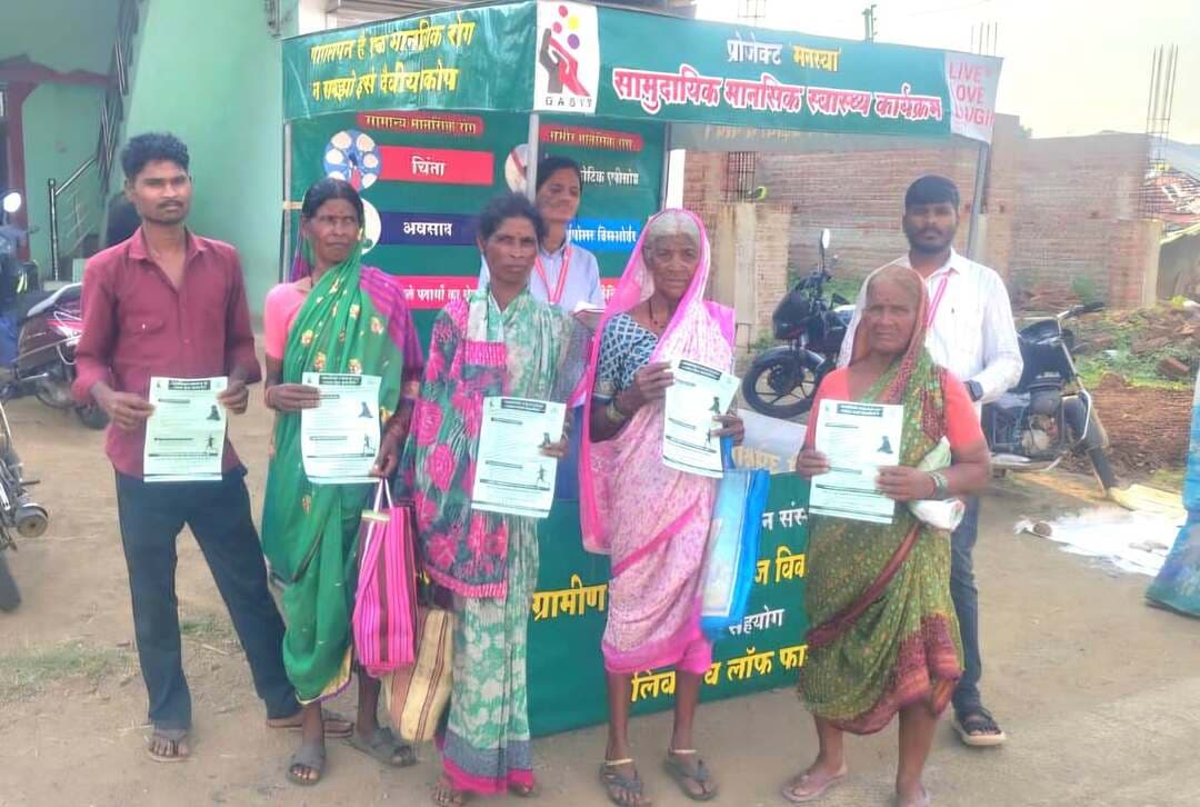 विश्व मानसिक स्वास्थ्य दिवस सप्ताह के तहत विकासखंड बिछुआ के पांच गांवों में जागरूकता कार्यक्रम आयोजित
ग्रामीणों को मानसिक समस्याओं की पहचान, परामर्श और उपचार की दी जानकारी
================================
विश्व मानसिक स्वास्थ्य दिवस सप्ताह के अवसर पर ग्रामीण आदिवासी समाज विकास संस्थान द्वारा संचालित लिव लव लॉफ सामुदायिक मानसिक स्वास्थ्य कार्यक्रम के अंतर्गत आज विकासखंड बिछुआ के पांच गांवों गुम्मज खमरिया, बच्चाकुही, घाटकामठा, धनेगांव और धौलपुर में जागरूकता कार्यक्रम आयोजित किए गए। कार्यक्रमों के माध्यम से ग्रामीणों को मानसिक स्वास्थ्य संबंधी समस्याओं की पहचान, समय पर उपचार और प्रभावित व्यक्तियों के प्रति संवेदनशील व्यवहार की जानकारी दी गई।
इस वर्ष की थीम “अनुभवों की आवाज़ सुनें, वास्तविक बदलाव लाएं” के अनुरूप मानसिक परेशानियों से जूझ रहे लोगों की बात सुनने, उनके अनुभवों को समझने और उन्हें सहयोग देने का संदेश दिया गया। साथ ही मानसिक स्वास्थ्य से जुड़ी भ्रांतियों और सामाजिक भेदभाव को दूर करने तथा जरूरतमंदों को उपचार सेवाओं से जोड़ने पर जोर दिया गया।
ग्राम गुम्मज खमरिया में सरपंच श्री महिपाल मरकाम, आशा कार्यकर्ता श्रीमती चंद्रकला धुर्वे और आंगनबाड़ी कार्यकर्ता श्रीमती कृष्णा मसकोले उपस्थित थी। ग्राम बच्चाकुही में पूर्व सरपंच श्रीमती दीपमाला इनवाती, पंच श्री अनिल भलावी, आशा कार्यकर्ता श्रीमती प्रमिला गोनेकर और स्टेकहोल्डर श्री जबर वानखेड़े शामिल हुए। ग्राम घाटकामठा में सरपंच श्री अरुण सराठे, आशा कार्यकर्ता श्रीमती हिरेंद्र कुमारी, आंगनबाड़ी कार्यकर्ता श्रीमती बेबी सराठे सहित ग्रामीण मौजूद थे।
ग्राम धौलपुर में सरपंच श्री अरुण सराठे और आशा कार्यकर्ता श्रीमती हिरेंद्र विश्वकर्मा उपस्थित थे। वहीं, ग्राम धनेगांव में जागरूकता स्टॉल लगाकर पम्पलेट वितरित किए गए तथा लोगों को मानसिक स्वास्थ्य संबंधी जानकारी और परामर्श दिया गया। संभावित मानसिक स्वास्थ्य समस्याओं से जूझ रहे व्यक्तियों की पहचान कर उन्हें आवश्यक सहायता एवं उपचार सेवाओं से जोड़ने की पहल भी की गई।
संस्था के क्षेत्र समन्वयक श्री वीरेंद्र घागरे ने कहा कि सामाजिक झिझक और भेदभाव के कारण कई लोग मानसिक परेशानियों के बारे में खुलकर बात नहीं कर पाते। ऐसे में परिवार और समुदाय की भूमिका महत्वपूर्ण है। किसी व्यक्ति के व्यवहार या भावनाओं में लगातार बदलाव दिखाई देने पर उसकी बात संवेदनशीलता से सुनना, बिना भेदभाव सहयोग देना और जरूरत पड़ने पर विशेषज्ञ की मदद उपलब्ध कराना जरूरी है। समय पर परामर्श और उपचार से प्रभावित व्यक्तियों को बेहतर जीवन जीने में मदद मिल सकती है।
संस्था द्वारा इन कार्यक्रमों के माध्यम से ग्रामीण क्षेत्रों में मानसिक स्वास्थ्य के प्रति जागरूकता बढ़ाने, सामाजिक भ्रांतियां दूर करने और जरूरतमंद लोगों के लिए सहयोगपूर्ण वातावरण विकसित करने का प्रयास किया जा रहा है।
#procwa #छिन्दवाड़ा
#JansamparkMP
Jansampark Madhya Pradesh