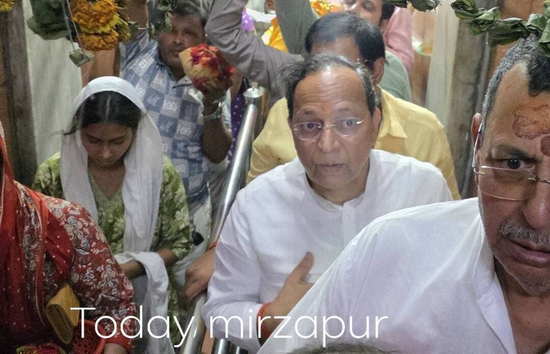 **विंध्याचल में राज्यसभा सांसद अरुण सिंह ने किए मां विंध्यवासिनी के दर्शन-पूजन**
**मिर्जापुर।** शारदीय नवरात्र के पावन अवसर पर विंध्याचल पहुंचे राज्यसभा सांसद अरुण सिंह ने मां विंध्यवासिनी देवी के दरबार में दर्शन-पूजन कर आशीर्वाद लिया। इस दौरान उत्तर प्रदेश सरकार के मंत्री अनिल राजभर भी मौजूद रहे। नगर विधायक रत्नाकर मिश्र ने दोनों अतिथियों को मां विंध्यवासिनी का दर्शन-पूजन कराया।
#मिर्जापुर #विंध्याचल #मां_विंध्यवासिनी #अरुणसिंह #अनिलराजभर #रत्नाकरमिश्र #TodayMirzapurNews