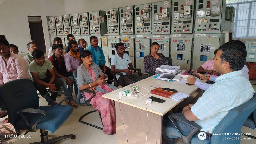 पीएम सूर्य घर: मुफ्त बिजली योजना को लेकर जागरूकता बैठक आयोजित
समस्तीपुर। पीएम सूर्य घर: मुफ्त बिजली योजना के प्रति उपभोक्ताओं को जागरूक करने तथा योजना के अंतर्गत अधिक-से-अधिक आवेदन सुनिश्चित करने के उद्देश्य से विद्युत शक्ति उपकेंद्र, कल्याणपुर, समस्तीपुर में जागरूकता बैठक आयोजित की जा रही है।
बैठक के दौरान उपभोक्ताओं को रूफटॉप सोलर लगाने के लाभ, सरकार द्वारा प्रदान किए जाने वाले अनुदान तथा योजना के तहत आवेदन करने की प्रक्रिया की विस्तृत जानकारी दी जा रही है। साथ ही, योजना का लाभ लेने में उपभोक्ताओं को होने वाली बैंक संबंधी समस्याओं पर विशेष रूप से चर्चा की गई तथा उनके समाधान पर जोर दिया गया।
इसके अतिरिक्त, बैठक में वेंडरों के साथ भी विस्तृत चर्चा की गई, ताकि योजना का व्यापक प्रचार-प्रसार किया जा सके और अधिक-से-अधिक लोगों को रूफटॉप सोलर अपनाने के लिए प्रेरित किया जा सके।
बैठक का मुख्य उद्देश्य उपभोक्ताओं को योजना के प्रति जागरूक करना, उनकी समस्याओं का समाधान सुनिश्चित करना तथा अधिक-से-अधिक परिवारों को पीएम सूर्य घर: मुफ्त बिजली योजना से जोड़कर स्वच्छ ऊर्जा को बढ़ावा देना है।
#PM #PMSuryaGhar
#MuftBijliYojana
#RooftopSolar #SolarPower
#GovernmentScheme
#CMSamrat
#Samratchoudhary