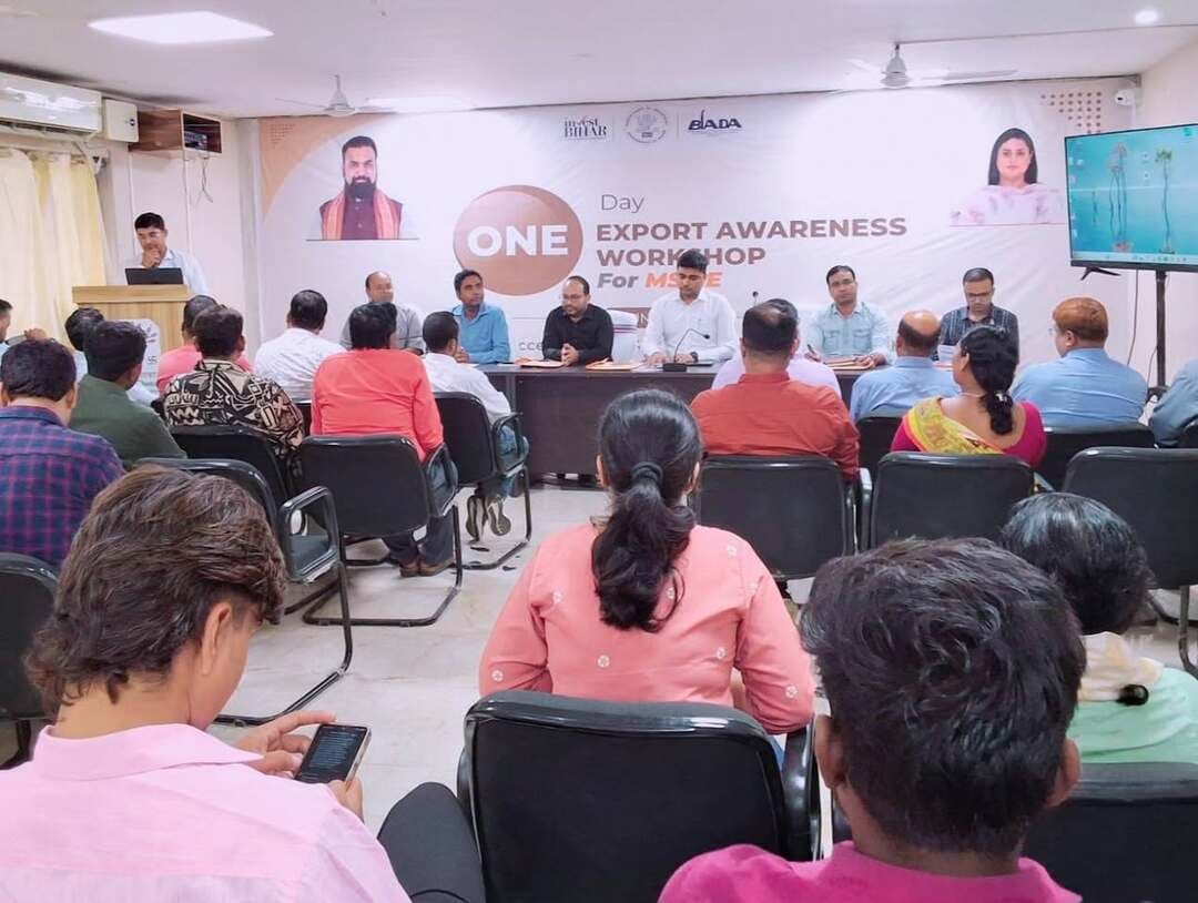 निर्यात से खुलेगा कारोबार व रोजगार का द्वार, उद्यमियों की समस्याओं पर हुई चर्चा
एमएसएमई कार्यशाला में डीडीसी ने उद्यमियों को किया प्रोत्साहित, दस्तावेजीकरण, क्लीयरेंस और विभागीय समन्वय की चुनौतियों को दूर करने पर दिया जोर..
समस्तीपुर : स्थानीय उद्यमों को अंतरराष्ट्रीय बाजार से जोड़ने, कारोबार के विस्तार और रोजगार सृजन की नई संभावनाओं को मजबूत करने के उद्देश्य से सोमवार को जिला उद्योग केंद्र, समस्तीपुर के सभाकक्ष में ‘वन डे एक्सपोर्ट अवेयरनेस वर्कशॉप फॉर एमएसएमई’ का आयोजन किया गया। ‘इन्वेस्ट बिहार—अ लैंड ऑफ इमेंस अपॉर्च्युनिटीज’ की थीम पर आयोजित इस कार्यशाला में उद्यमियों को निर्यात की प्रक्रिया, उपलब्ध सुविधाओं और वैश्विक बाजार की संभावनाओं से अवगत कराया गया। कार्यशाला का उद्घाटन उप विकास आयुक्त सूर्य प्रताप सिंह एवं जिला उद्योग केंद्र के महाप्रबंधक विवेक कुमार शर्मा ने संयुक्त रूप से दीप प्रज्वलित कर किया। कार्यक्रम में भारत सरकार के इंडिया पोस्ट से आशुतोष नंदन, मार्केटिंग एग्जीक्यूटिव राकेश कुमार, पंजाब नेशनल बैंक के मुख्य क्षेत्रीय प्रबंधक सुबोध कुमार तथा एमएसएमई निर्यात सलाहकार ऋषु राज उपस्थित रहे। स्वागत भाषण में महाप्रबंधक विवेक कुमार शर्मा ने कार्यशाला के उद्देश्यों पर प्रकाश डालते हुए कहा कि स्थानीय उद्यमियों को निर्यात की प्रक्रिया, उपलब्ध सुविधाओं और अंतरराष्ट्रीय बाजार की मांग से परिचित कराना जरूरी है, ताकि वे अपने उत्पादों को व्यापक बाजार तक पहुंचाकर कारोबार का विस्तार कर सकें। कार्यशाला को संबोधित करते हुए मुख्य अतिथि उप विकास आयुक्त सूर्य प्रताप सिंह ने उद्यमियों को निर्यात के अवसरों की पहचान करने, बाजार की जरूरतों को समझने और अपने कारोबार को नई दिशा देने के लिए प्रोत्साहित किया। उन्होंने निर्यात को केवल उत्पादों की बिक्री तक सीमित न मानकर कारोबार विस्तार, रोजगार सृजन, निवेश और आर्थिक विकास की महत्वपूर्ण संभावना के रूप में देखने पर जोर दिया। उन्होंने स्थानीय उत्पादों और उद्यमशीलता को उचित मार्गदर्शन तथा संस्थागत सहयोग के माध्यम से बड़े बाजारों तक पहुंचाने की संभावनाओं को रेखांकित किया। कार्यशाला के दौरान उद्यमियों ने निर्यात की राह में आने वाली व्यावहारिक कठिनाइयों को भी सामने रखा। विशेष रूप से दस्तावेजीकरण की जटिलताओं, क्लीयरेंस में होने वाली परेशानियों तथा विभागीय समन्वय और अपेक्षित सहयोग से जुड़ी समस्याओं पर चर्चा हुई। इस दौरान यह बात प्रमुखता से उभरी कि निर्यात को बढ़ावा देने के लिए जागरूकता के साथ प्रक्रियाओं को सरल बनाना, समय पर मार्गदर्शन उपलब्ध कराना और संबंधित विभागों के बीच बेहतर तालमेल स्थापित करना आवश्यक है। तकनीकी सत्र में एमएसएमई निर्यात सलाहकार ऋषु राज ने निर्यात से जुड़े व्यावहारिक पहलुओं की जानकारी दी। इंडिया पोस्ट के आशुतोष नंदन एवं राकेश कुमार ने डाक सेवाओं और निर्यात से संबंधित सुविधाओं पर प्रकाश डाला, जबकि पंजाब नेशनल बैंक के मुख्य क्षेत्रीय प्रबंधक सुबोध कुमार की उपस्थिति में बैंकिंग एवं वित्तीय सहयोग से जुड़े विषयों पर संवाद का अवसर मिला। कार्यशाला का मुख्य संदेश रहा कि स्थानीय उद्यमियों को सही जानकारी, सरल प्रक्रियाएं और प्रभावी संस्थागत सहयोग उपलब्ध कराया जाए, तो समस्तीपुर के उत्पादों को राष्ट्रीय और अंतरराष्ट्रीय बाजारों में पहचान दिलाने के साथ कारोबार तथा रोजगार के नए अवसर भी सृजित किए जा सकते हैं। मौके पर बियाडा के क्षेत्रीय प्रबंधक दीपक कुमार तथा जिला उद्योग केंद्र के राहुल, बिपिन चंद्र, मुकेश कुमार एवं पूर्णवासी मौजूद रहे। कार्यशाला का संचालन शिक्षक सुभीत कुमार सिंह ने किया।
#ExportAwarenessWorkshop #MSME #उद्योग #निर्यात #उद्यमी #रोजगार #व्यापार #बिहार #CMSamrat
Information & Public Relations Department, Government of Bihar
CMO Bihar