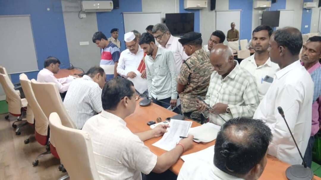 दिनांक: 12 अक्टूबर 2026
जिलाधिकारी की अध्यक्षता में जन संवाद कार्यक्रम आयोजित, आमजनों की समस्याओं के त्वरित एवं समयबद्ध निष्पादन का निर्देश
समस्तीपुर, 12 अक्टूबर 2026।
आम नागरिकों की समस्याओं एवं शिकायतों के त्वरित समाधान तथा प्रशासन और आम जनता के बीच सीधा संवाद स्थापित करने के उद्देश्य से आज समाहरणालय स्थित सभाकक्ष में जिलाधिकारी, समस्तीपुर श्री रोशन कुशवाहा की अध्यक्षता में जन संवाद कार्यक्रम आयोजित किया गया।
जन संवाद कार्यक्रम के दौरान जिले के विभिन्न क्षेत्रों से आए आम नागरिकों ने अपनी व्यक्तिगत एवं सार्वजनिक समस्याओं, शिकायतों तथा मांगों से संबंधित आवेदन जिलाधिकारी के समक्ष प्रस्तुत किए। जिलाधिकारी ने एक-एक कर आवेदकों की समस्याओं को गंभीरतापूर्वक सुना तथा संबंधित मामलों की जानकारी लेते हुए नियमानुसार आवश्यक कार्रवाई के निर्देश दिए।
कार्यक्रम के दौरान भूमि एवं राजस्व संबंधी मामले, दाखिल-खारिज, परिमार्जन, अतिक्रमण, सामाजिक सुरक्षा पेंशन, प्रधानमंत्री आवास योजना, राशन कार्ड, विद्युत आपूर्ति, सड़क, पेयजल, शिक्षा, स्वास्थ्य सहित विभिन्न विभागों से संबंधित जनहित के मामले सामने आए।
जिलाधिकारी ने संबंधित पदाधिकारियों को निर्देश दिया कि जन संवाद में प्राप्त सभी आवेदनों की गंभीरता से समीक्षा करते हुए निष्पक्ष, पारदर्शी एवं समयबद्ध तरीके से उनका निष्पादन सुनिश्चित करें। उन्होंने स्पष्ट किया कि आम नागरिकों की शिकायतों के समाधान में किसी भी स्तर पर अनावश्यक विलंब अथवा लापरवाही स्वीकार नहीं की जाएगी।
उन्होंने कहा कि जिन मामलों का समाधान जिला, अनुमंडल अथवा प्रखंड स्तर पर संभव है, उनका शीघ्र निष्पादन किया जाए। वहीं, जिन मामलों में स्थल निरीक्षण, जांच अथवा विभिन्न विभागों के बीच समन्वय की आवश्यकता है, उनमें भी निर्धारित समय-सीमा के भीतर आवश्यक कार्रवाई सुनिश्चित की जाए।
जिलाधिकारी ने संबंधित पदाधिकारियों को प्राप्त आवेदनों पर की गई कार्रवाई की नियमित समीक्षा एवं अनुश्रवण करने तथा निष्पादन के उपरांत आवेदकों को इसकी जानकारी उपलब्ध कराने का निर्देश दिया। उन्होंने कहा कि प्रशासन का उद्देश्य आम नागरिकों की समस्याओं का संवेदनशीलता के साथ समाधान करना तथा उन्हें अनावश्यक रूप से सरकारी कार्यालयों का चक्कर लगाने से राहत दिलाना है।
जन संवाद कार्यक्रम में संबंधित जिला स्तरीय पदाधिकारी एवं कर्मी उपस्थित रहे।
#JantaDarbar #districtadministrationsamastipur
#CMSamrat
#samratchoudhary
#BiharGovernment
CMO Bihar
Information & Public Relations Department, Government of Bihar