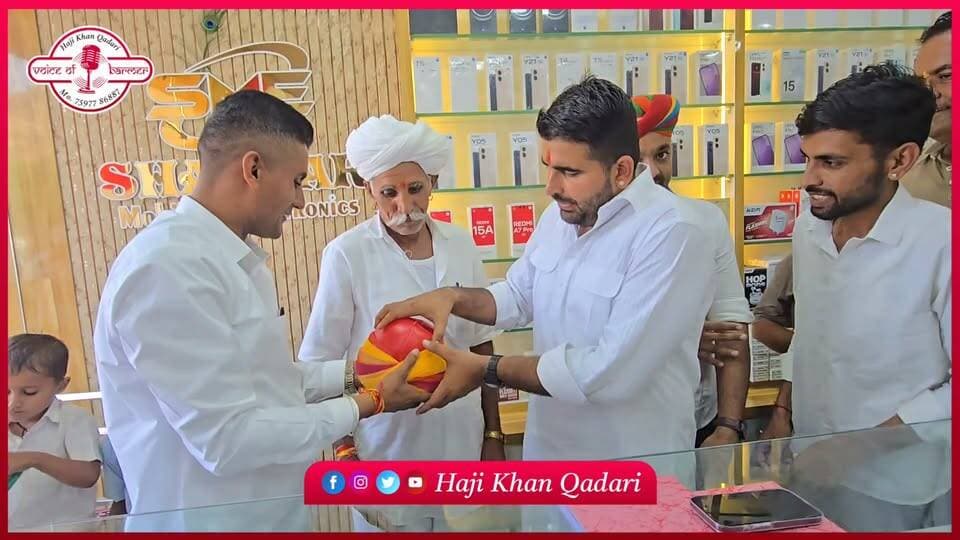 शंकर मोबाइल एंड इलेक्टॉनिक शोरूम के उद्घाटन समारोह में पहुंचे विधायक रविन्द्र सिंह भाटी, संचालक रूघाराम चौधरी को साफा पहनाकर...
