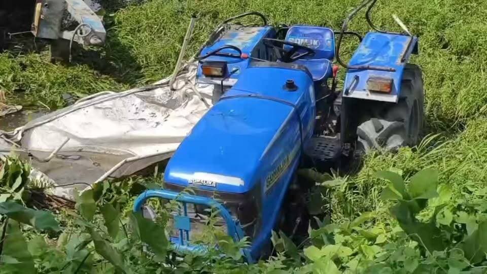 ट्रैक्टर पलटते ही थम गई दो युवकों की सांसें, तीन घायल, घटनास्थल पर मची चीख-पुकार