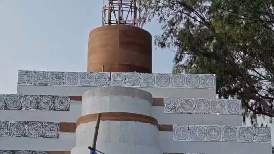 मां दुर्गा के दरबार में दिखेगा शीशों का जादू, 17 लाख से सजेगा भव्य पंडाल