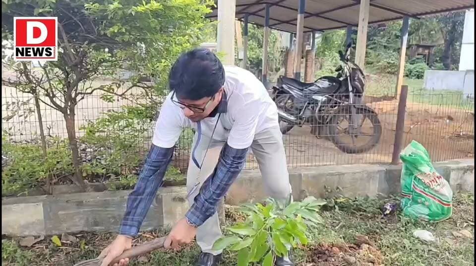 CSR বা করপোরেট সামাজিক দায়বদ্ধতা কর্মসূচির অংশ হিসেবে, খড়গপুরের হিজলি গ্রামীণ হাসপাতালে 'রশ্মি গ্রুপ'-এর অঙ্গ প্রতিষ্ঠান 'ওড়িশা মেটালিক্স প্রাইভেট লিমিটেডের উদ্যোগে পরিচ্ছন্নতা ও বৃক্ষরোপণ অভিযানের আয়োজন! কাঁধে কাঁধ মিলিয়ে অভিযানে অংশ গ্রহণ নার্সিং স্টাফ ও স্বাস্থ্যকর্মীদের
#Dnews #ReshmiGroup #Hijli #Hospital #swaccha