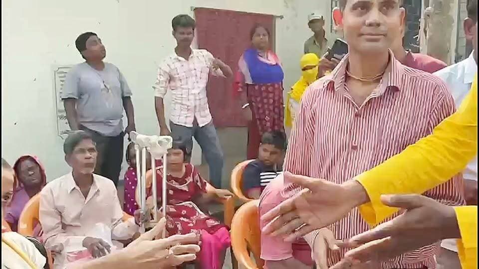 মেদিনীপুর টাউন হ্যান্ডিক্যাপ ওয়েলফেয়ার সোসাইটির সদস্যদের সঙ্গে শারদীয়ার প্রাক্কালে নতুন বস্ত্র প্রদান ও মিষ্টি মুখের মধ্য দিয়ে আনন্দ ও ভালোবাসার মুহূর্ত ভাগ বিধায়ক শঙ্কর কুমার গুছাইতের! বিধায়ককে কাছে পেয়ে আপ্লুত বিশেষ শারীরিক সক্ষম এই ভাই বোনেরা
#Dnews #MLA #handicap #Sharadiya #Midnapore
Dr Sankar Kr Guchhait / BJP West Bengal