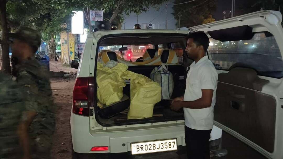 किराए के मकान से 51 लीटर बीयर समेत अंग्रेजी शराब बरामद, एक गिरफ्तार
जहानाबाद : शहर में शराब के अवैध कारोबार के खिलाफ उत्पाद विभाग की टीम ने सोमवार की रात छापेमारी कर बड़ी मात्रा में शराब बरामद की। पीजी रोड स्थित गौतम बुद्ध विद्यालय के पास गैरेज के ऊपर बने एक किराए के मकान से 51 लीटर बीयर समेत अंग्रेजी शराब की कई बोतलें जब्त की गईं। मौके से गया जिला के रहने बाला चंद्रकांत प्रियदर्शी को गिरफ्तार किया गया।जिला उत्पाद अधिकारी ने बताया कि विभाग को गुप्त सूचना मिली थी कि गौतम बुद्ध विद्यालय के पास स्थित किराए के मकान में शराब रखी गई है। सूचना के सत्यापन के बाद उत्पाद पदाधिकारी रंजीता सिंह के नेतृत्व में टीम ने छापेमारी की। इस दौरान बीयर और अंग्रेजी शराब बरामद की गई। मौके से एक युवक को गिरफ्तार कर लिया गया।पूछताछ के दौरान गिरफ्तार युवक ने अपने भाई कुणाल का नाम भी बताया है। विभाग इस मामले में अन्य लोगों की संलिप्तता की जांच कर रहा है। साथ ही, बरामद शराब कहां से लाई गई थी और इसकी आपूर्ति किन लोगों को की जानी थी, इसका पता लगाया जा रहा है।जिला उत्पाद अधिकारी ने बताया कि शराब के अवैध कारोबार के खिलाफ विभाग का अभियान लगातार जारी है। ऐसे मामलों में संलिप्त लोगों के विरुद्ध नियमानुसार कार्रवाई की जाएगी। छापेमारी के बाद इलाके में शराब के अवैध कारोबार से जुड़े लोगों के बीच हड़कंप मचा है।
