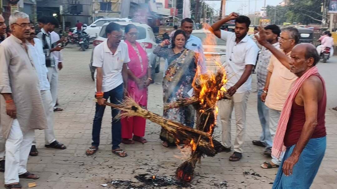 यौन उत्पीड़न के आरोपों पर भाजपा का प्रदर्शन, कांग्रेस नेतृत्व से मांगा जवाब
अमरेंद्र कुमार के नेतृत्व में कार्यकर्ताओं ने की नारेबाजी, निष्पक्ष जांच और कार्रवाई की उठाई मांग
जहानाबाद : कांग्रेस सांसद अंगोमचा बिमोल अकोइजम पर छात्राओं के कथित यौन उत्पीड़न के आरोपों को लेकर सोमवार को जहानाबाद में भाजपा कार्यकर्ताओं ने विरोध प्रदर्शन किया। इस दौरान कार्यकर्ताओं ने कांग्रेस नेतृत्व के खिलाफ जमकर नारेबाजी की और राहुल गांधी तथा संबंधित सांसद का पुतला फूंककर अपना विरोध जताया। प्रदर्शन में पार्टी के महिला, पुरुष और युवा कार्यकर्ताओं ने हिस्सा लिया।
भाजपा महामंत्री अमरेंद्र कुमार के नेतृत्व में आयोजित प्रदर्शन के दौरान कार्यकर्ताओं ने मामले को गंभीर बताते हुए कांग्रेस नेतृत्व से जवाबदेही तय करने की मांग की। उनका कहना था कि छात्राओं से जुड़े आरोपों को हल्के में नहीं लिया जाना चाहिए। ऐसे मामलों में निष्पक्ष जांच कर सच्चाई सामने लाना जरूरी है, ताकि दोषी पाए जाने वालों के खिलाफ नियमानुसार कार्रवाई हो सके।
प्रदर्शनकारियों ने कांग्रेस नेतृत्व से आरोपों पर अपना पक्ष स्पष्ट करने की मांग की। कार्यकर्ताओं ने कहा कि महिलाओं और छात्राओं की सुरक्षा से जुड़े मुद्दों पर राजनीतिक दलों को गंभीरता दिखानी चाहिए। आरोपों की निष्पक्ष जांच होनी चाहिए और जांच के आधार पर उचित कदम उठाए जाने चाहिए।
भाजपा कार्यकर्ताओं ने कहा कि छात्राओं से जुड़े इस तरह के संवेदनशील मामलों में जवाबदेही तय करना आवश्यक है। प्रदर्शन के माध्यम से उन्होंने संबंधित सांसद के खिलाफ कार्रवाई की मांग उठाई। पुतला दहन के दौरान कार्यकर्ताओं ने कांग्रेस नेतृत्व के विरुद्ध नारे लगाए और मामले को लेकर अपना आक्रोश जताया।
प्रदर्शन में शामिल कार्यकर्ताओं ने कहा कि इस मुद्दे पर उनकी पार्टी का विरोध जारी रहेगा और मामले में उचित कार्रवाई की मांग की जाएगी। हालांकि, सांसद के खिलाफ लगाए गए आरोपों की सत्यता जांच के बाद ही स्पष्ट हो सकेगी।