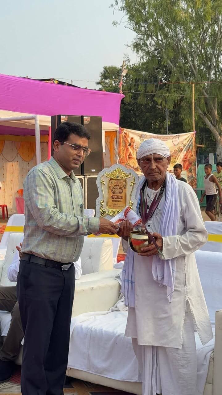 मगही महोत्सव का आगाज, लोकनृत्य और सांस्कृतिक प्रस्तुतियों ने मोहा मन
दशरथ मांझी के जीवन पर आधारित नाटक का हुआ मंचन, मगही की विभूतियों को मिला सम्मान
जहानाबाद : गांधी मैदान में सोमवार को दो दिवसीय मगही महोत्सव 2026 का शुभारंभ हुआ। कला एवं संस्कृति विभाग, बिहार तथा जिला प्रशासन के संयुक्त तत्वावधान में आयोजित महोत्सव का उद्घाटन जिलाधिकारी छिरिङ वाई भूटिया ने जनप्रतिनिधियों एवं गणमान्य लोगों के साथ दीप प्रज्ज्वलित कर किया। इस दौरान लोकनृत्य, गीत, फैशन शो और नाट्य प्रस्तुति के माध्यम से मगही भाषा, साहित्य और संस्कृति की झलक देखने को मिली।
उद्घाटन समारोह में मगही भाषा एवं संस्कृति के क्षेत्र में योगदान के लिए तीन विभूतियों को सम्मानित किया गया। लोकनृत्य के क्षेत्र में कैलाश पंडित नर्तक, मगही भाषा के उत्थान में योगदान के लिए स्वर्गीय राम विनय शर्मा तथा फिल्म सिटी के क्षेत्र में योगदान के लिए हैदर काजमी को मगही सम्मान प्रदान किया गया।
जिलाधिकारी ने मगही भाषा में संबोधन करते हुए अपनी भाषा और सांस्कृतिक विरासत को संरक्षित रखने का संदेश दिया। उन्होंने जहानाबाद की ऐतिहासिक बराबर गुफाओं को यूनेस्को की विश्व धरोहर सूची में शामिल कराने के प्रयासों पर भी जोर दिया।
महोत्सव में श्रीकांत कुमार ने मगही महोत्सव पर आधारित गीत प्रस्तुत किया। प्रिंस डांस अकादमी के कलाकारों ने छठ महापर्व पर आधारित लोकनृत्य प्रस्तुत किया, जबकि एनबी किड्स विद्यालय के बच्चों ने मगही परिवेश पर आधारित फैशन शो से दर्शकों का मन मोह लिया।
मगही विरासत पर हुई परिचर्चा
मगही भाषा, साहित्य और विरासत पर आयोजित परिचर्चा में दीपक कुमार, सुधाकर राजेंद्र, विश्वजीत कुमार अलबेला, गौतम परासर, डॉ. रविशंकर शर्मा, अरविंद अज़ांश एवं चितरंजन चैनपुरा ने विचार रखे। परिसर में मगही भाषा, लोककला और संस्कृति से संबंधित प्रदर्शनियां भी लगाई गईं।
शाम को प्रयास नाट्य संस्था की ओर से पर्वत पुरुष दशरथ मांझी के जीवन और संघर्ष पर आधारित नाटक का मंचन किया गया। इसमें उनके साहस, दृढ़ संकल्प और संघर्षपूर्ण जीवन को प्रभावशाली ढंग से प्रस्तुत किया गया।
इस अवसर पर जिला नागरिक परिषद के उपाध्यक्ष धीरज कुमार, उप विकास आयुक्त आदित्य कुमार पियूष, जिला सूचना एवं जनसंपर्क पदाधिकारी निपुन कुमारी सहित अन्य पदाधिकारी, कलाकार और बड़ी संख्या में स्थानीय नागरिक उपस्थित थे। महोत्सव का उद्देश्य मगही भाषा, साहित्य और संस्कृति को बढ़ावा देने के साथ नई पीढ़ी को अपनी जड़ों से जोड़ना है।