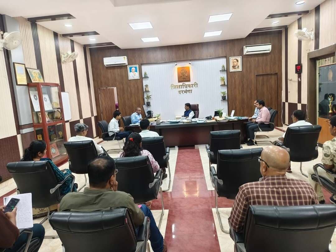 दरभंगा में सड़क उन्नयन और एलिवेटेड कॉरिडोर निर्माण को लेकर भू-अर्जन मामलों की सुनवाई!
दरभंगा के जिलाधिकारी कौशल कुमार की अध्यक्षता में दरभंगा रेलवे स्टेशन से आमस-दरभंगा एक्सप्रेसवे तक सड़क उन्नयन और एलिवेटेड कॉरिडोर निर्माण से जुड़े भू-अर्जन मामलों की सुनवाई की गई।
इस दौरान दोनार चौक, कर्पूरी चौक, लहेरियासराय चौक और लोहिया चौक सहित संबंधित मार्गों की परियोजना को लेकर रैयतों के दावों पर सुनवाई हुई। जिलाधिकारी ने जमीन मालिकों का पक्ष सुना और प्रस्तुत दस्तावेजों का अवलोकन किया।
इस मौके पर अपर समाहर्ता रोहित कुमार, जिला भू-अर्जन पदाधिकारी रवि प्रकाश, डीसीएलआर सहित अन्य अधिकारी मौजूद रहे।