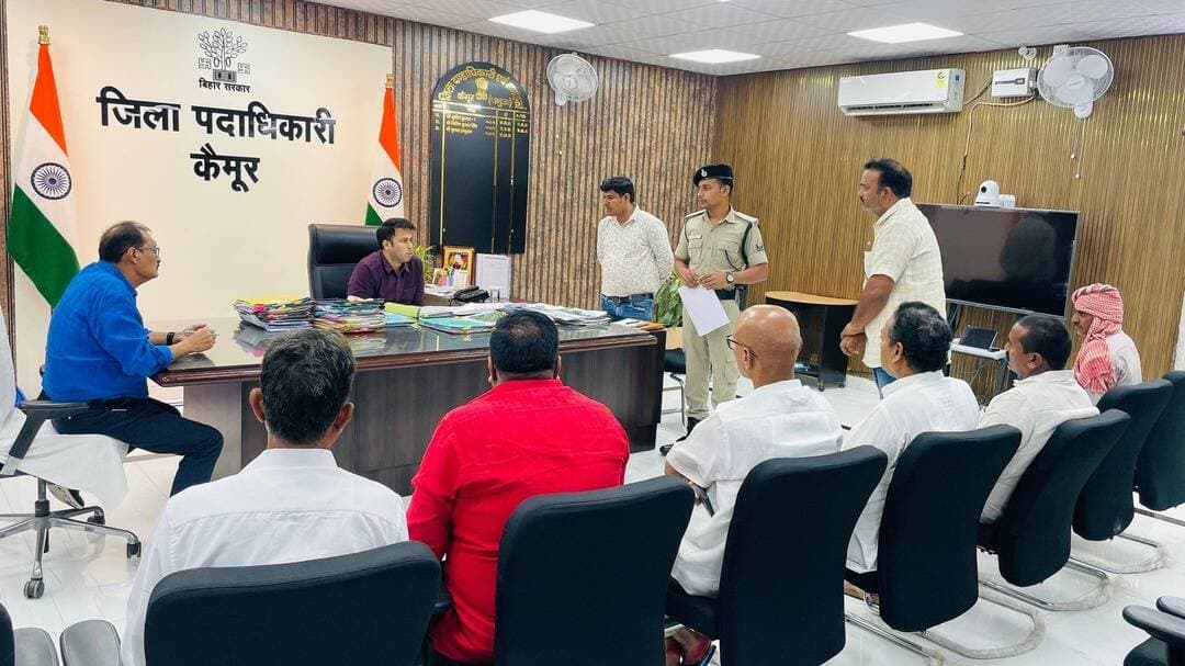 समाहरणालय, कैमूर
====================
जिला जनसम्पर्क कार्यालय
====================
प्रेस विज्ञप्ति
दिनांक : 12.10.2026
====================
कैमूर में आयोजित ‘जनता का दरबार’ में जिला पदाधिकारी ने सुनीं जनसमस्याएं, 57 मामलों के त्वरित निष्पादन के निर्देश
आम नागरिकों की समस्याओं के त्वरित निष्पादन एवं सरकारी योजनाओं का लाभ पात्र लाभुकों तक पहुंचाने के उद्देश्य से जिला प्रशासन द्वारा संचालित विशेष अभियान के तहत सोमवार को जिले के सभी स्तरों पर जन-संवाद कार्यक्रम आयोजित किए गए।
समाहरणालय स्थित जिला पदाधिकारी के जनता का दरबार में विभिन्न विभागों से संबंधित कुल 57 आवेदन प्राप्त हुए। जिला पदाधिकारी ने सभी प्राप्त मामलों को गंभीरता से लेते हुए संबंधित विभागों के पदाधिकारियों को नियमानुसार निर्धारित समय-सीमा के भीतर मामलों का त्वरित एवं गुणवत्तापूर्ण निष्पादन सुनिश्चित करने का निर्देश दिया।
जिला मुख्यालय से लेकर प्रखंड एवं सुदूर ग्रामीण पंचायतों तक विभिन्न विभागों के पदाधिकारियों ने जन-संवाद कार्यक्रम में सक्रिय भागीदारी निभाते हुए आम नागरिकों से सीधे संवाद किया तथा उनकी समस्याओं एवं शिकायतों को सुना। प्राप्त आवेदनों एवं शिकायतों को संबंधित विभागों के माध्यम से आवश्यक कार्रवाई हेतु अग्रसारित किया गया।
ऑनलाइन पोर्टल पर की गई प्रविष्टियों के अनुसार, जिला मुख्यालय स्तर पर अब तक 13 अधिकारियों द्वारा 07 नागरिकों से संवाद स्थापित किया गया, जबकि जिले के 11 प्रखंडों में 11 अधिकारियों की उपस्थिति में 33 नागरिकों ने अपनी समस्याएं एवं शिकायतें दर्ज कराईं।
इसी प्रकार पंचायत स्तर पर 12 अधिकारियों द्वारा 14 नागरिकों की समस्याओं एवं शिकायतों को दर्ज किया गया। इस प्रकार जिले के विभिन्न स्तरों पर पदाधिकारियों द्वारा आम नागरिकों से सीधे संवाद स्थापित कर उनकी समस्याओं को सुना गया।
जिला प्रशासन द्वारा संचालित इस अभियान का मुख्य उद्देश्य सरकारी तंत्र को सीधे जनता के द्वार तक पहुंचाना, नागरिकों की समस्याओं को स्थानीय स्तर पर सुनना तथा उनके त्वरित एवं प्रभावी समाधान की व्यवस्था सुनिश्चित करना है।
जिला नोडल पदाधिकारी ने बताया कि जन-संवाद कार्यक्रम के दौरान प्राप्त आवेदनों के आधार पर लंबित मामलों के निस्तारण में तेजी आएगी तथा पात्र लाभार्थियों को विभिन्न सरकारी योजनाओं एवं सेवाओं का लाभ समयबद्ध रूप से उपलब्ध कराने में सहायता मिलेगी।
#Kaimur #kaimurdm #JanataDarbar #jansamwad
#PublicGrievance #samratchoudhary #CMSamrat
Information & Public Relations Department, Government of Bihar