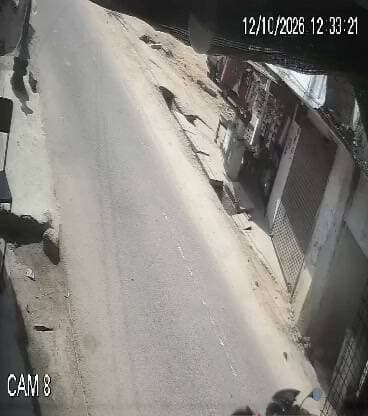 ब्रेकिंग न्यूज़
छतरपुर
बंदर को बचाने के चक्कर में पलटा ई रिक्शा,
पुरानी तहसील के पास दर्दनाक हादसा, कई यात्री घायल,, CCTV VIDEO आया सामने छतरपुर जिले के लवकुश नगर के छतरपुर रोड़ स्थित पुरानी तहसील के पास मुख्य सड़क पर उस समय एक बड़ा हादसा टल गया, जब एक तेज रफ्तार ई-रिक्शा अचानक सड़क पर आए बंदर को बचाने के चक्कर में अनियंत्रित होकर पलट गया प्रत्यक्षदर्शियों के अनुसार, ई-रिक्शा सवारियों को लेकर मुख्य मार्ग से गुजर रहा था। इसी दौरान एक बंदर अचानक छलांग लगाकर ई-रिक्शा के ठीक सामने आ गया।पुरानी तहसील के पास मुख्य सड़क में बंदर को बचाते वक्त पलटा ई रिक्शा
हिमांशु अग्रवाल
छतरपुर