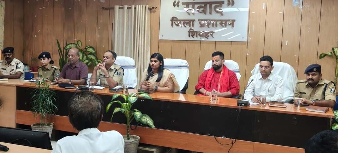दुर्गा पूजा-2026 को शांतिपूर्ण एवं सौहार्दपूर्ण वातावरण में संपन्न कराने हेतु समाहरणालय, शिवहर में जिलाधिकारी श्रीमती प्रतिभा रानी की अध्यक्षता में जिला स्तरीय शांति समिति की बैठक आयोजित की गई।
प्रशासन और शांति समिति के सदस्यों के बीच समन्वय स्थापित कर जिले में सुरक्षा, आपसी सद्भाव और विधि-व्यवस्था बनाए रखने पर विशेष जोर दिया गया।
बैठक के मुख्य बिंदु एवं निर्देश:
🔹 आपसी सद्भाव: शांति एवं भाईचारा बनाए रखने तथा सोशल मीडिया पर किसी भी भ्रामक सूचना या अफवाहों से सतर्क रहने की अपील की गई।
🔹 पूजा पंडाल एवं सुरक्षा: पूजा समितियों को पंडालों में सुरक्षित विद्युत वायरिंग, प्रवेश-निकास की उचित व्यवस्था और अग्नि सुरक्षा के पुख्ता इंतजाम सुनिश्चित करने के निर्देश दिए गए।
🔹 विसर्जन एवं शोभायात्रा: निर्धारित मार्ग, समय और प्रशासनिक व्यवस्था का सख्ती से पालन करने तथा शोभायात्रा में प्रयुक्त वाहनों (रथ, ट्रैक्टर आदि) की तकनीकी जांच कराने पर जोर दिया गया।
🔹 यातायात प्रबंधन: प्रमुख मार्गों पर भीड़ नियंत्रण और आपातकालीन वाहनों (जैसे एंबुलेंस) के लिए हर हाल में रास्ता खुला रखने के निर्देश दिए गए।
🔹 स्वच्छता एवं सतर्कता: विसर्जन के दौरान जलाशयों के पास बच्चों को सुरक्षित रखने और पूजा स्थलों पर साफ-सफाई का विशेष ध्यान रखने की अपील की गई।
जिला प्रशासन, शिवहर सभी जिलेवासियों से अपील करता है कि दुर्गा पूजा का पावन पर्व आपसी सम्मान, भाईचारे और सौहार्द के साथ मनाएं तथा जनसुरक्षा में प्रशासन का सहयोग करें।
#Sheohar #DurgaPuja2026 #SheoharAdministration #PeaceCommittee #CommunalHarmony #Bihar #DurgaPuja #SafetyFirst #FestivalOfPeace