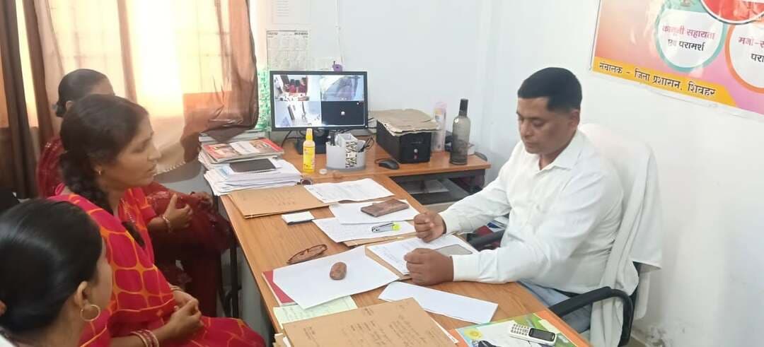 ⚖️ डीएलएसए सचिव ने किया वन स्टॉप सेंटर, शिवहर का निरीक्षण!
आज जिला विधिक सेवा प्राधिकार (DLSA) शिवहर के सचिव, श्री ललन कुमार रजक ने 'वन स्टॉप सेंटर' का निरीक्षण किया। उन्होंने केंद्र की व्यवस्थाओं को संतोषजनक बताते हुए सभी कर्मचारियों को सख्त निर्देश दिए कि वे सहायता के लिए आने वाली प्रत्येक पीड़िता के साथ अत्यंत विनम्रतापूर्वक व्यवहार करें और उन्हें बिना किसी देरी के मुफ्त कानूनी सहायता प्रदान करें।
📌 निरीक्षण के मुख्य बिंदु:
🔹 बेहतर प्रदर्शन: वर्ष 2026 में दर्ज कुल 61 मामलों में से 35 मामलों का सफलतापूर्वक निष्पादन किया जा चुका है।
🔹 सुविधाओं की जांच: पुलिस, चिकित्सा, मुफ्त कानूनी सहायता और आश्रय जैसी सुविधाओं का बारीकी से मुआयना किया गया।
🔹 सीधी हेल्पलाइन: FIR या शिकायत दर्ज कराने में त्वरित मदद के लिए केंद्र की प्रशासक सीधे डीएलएसए सचिव के मोबाइल (7070092435) पर संपर्क कर सकती हैं।
🔹 विशेष नियुक्ति: पीड़िताओं की मदद के लिए पीएलवी मेनका कुमारी और सिविल कोर्ट के कार्यों के लिए डिप्टी चीफ एलएडीसी जया सिंह को वन स्टॉप सेंटर से संबद्ध (Attach) किया गया है।
जिला विधिक सेवा प्राधिकार संकटग्रस्त महिलाओं के अधिकारों की रक्षा और उन्हें न्याय दिलाने के लिए पूरी तरह से प्रतिबद्ध है। 🤝
#DLSASheohar #OneStopCenter #WomenEmpowerment #LegalAid #Sheohar #FreeLegalHelp #JusticeForWomen #Bihar #NariShakti