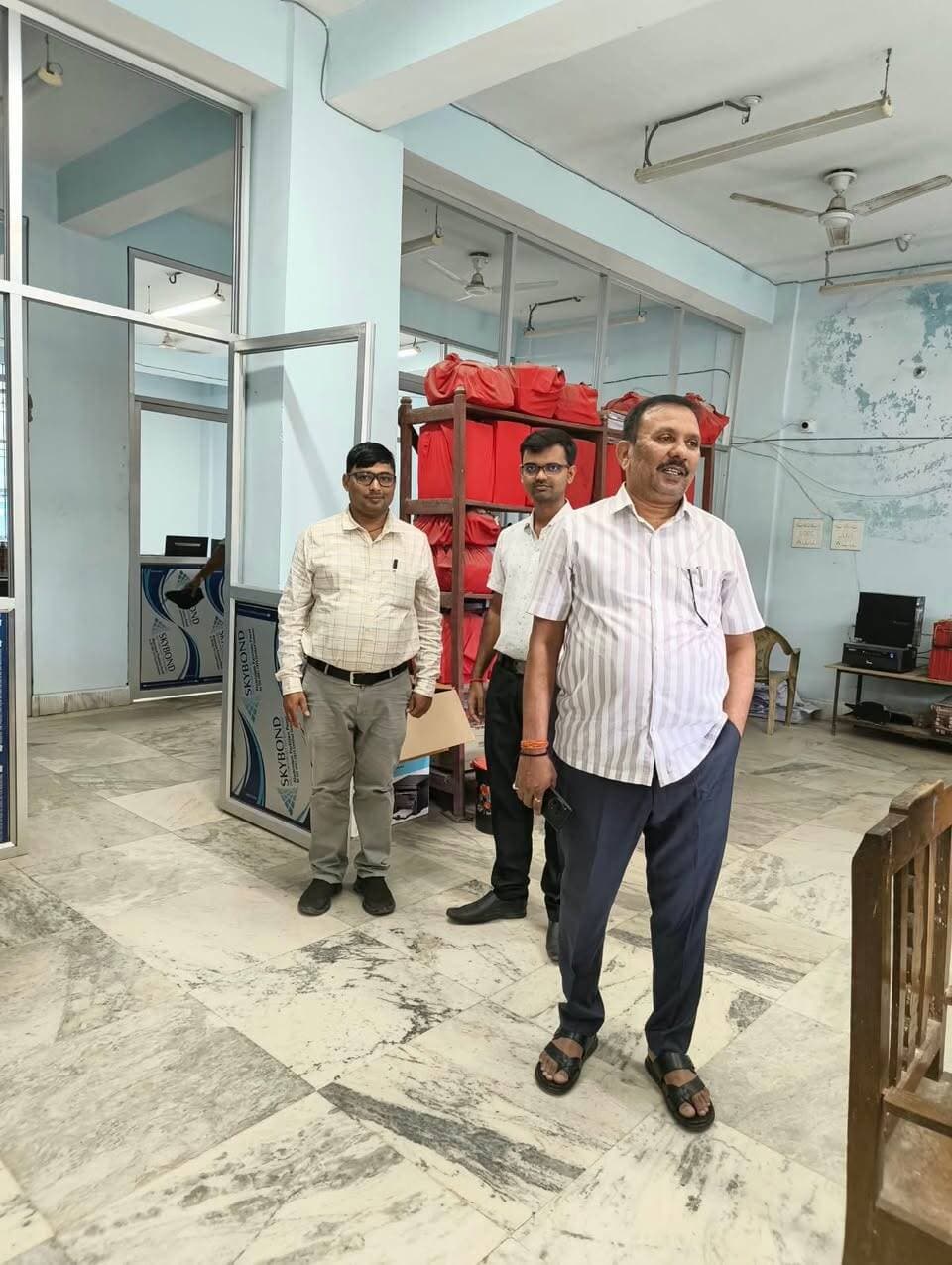 📍 शिवहर: पूरनहिया एवं पिपराही प्रखंड के RTPS कार्यालयों का निरीक्षण 🏢
नागरिकों को पारदर्शी और समयबद्ध तरीके से लोक सेवाएं (Public Services) उपलब्ध कराने के उद्देश्य से आज (12 अक्टूबर 2026) जिला लोक शिकायत निवारण पदाधिकारी-सह-नोडल पदाधिकारी, शिवहर द्वारा पूरनहिया और पिपराही ब्लॉक के RTPS कार्यालयों का सघन निरीक्षण किया गया। 🔍📄
✅ निरीक्षण के मुख्य बिंदु एवं उद्देश्य:
🔹 समयबद्ध सेवा: आमजन के आवेदनों का निर्धारित समय-सीमा के भीतर निष्पादन हो।
🔹 पारदर्शिता: आवेदन से लेकर निष्पादन तक की पूरी प्रक्रिया स्पष्ट और जवाबदेह हो।
🔹 नागरिक सुविधा: कार्यालय आने वाले आवेदकों को सही जानकारी, आवश्यक दस्तावेज की सूची और उचित मार्गदर्शन बिना किसी परेशानी के मिले।
शिवहर जिला प्रशासन नागरिकों को बेहतर, सुलभ और त्वरित सेवाएं प्रदान करने के लिए पूरी तरह प्रतिबद्ध है! 🤝✨
#Sheohar #SheoharAdministration #RTPSBihar #PublicService #GoodGovernance #BiharNews #DistrictMagistrateSheohar #Transparency #CitizenServices