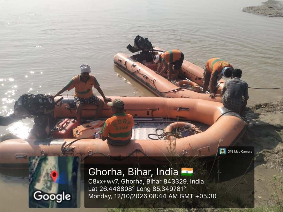 🚨 एसडीआरएफ के लगातार अभियान के बाद मुकेश कुमार का शव बरामद
तरियानी प्रखंड के जगदीशपुर कोठिया निवासी मुकेश कुमार (पिता- बुधन साह) का शव आज SDRF की टीम ने बरामद कर लिया है। 11 अक्टूबर की दोपहर घटना की सूचना मिलने के बाद से ही एसडीआरएफ द्वारा लगातार खोज एवं बचाव अभियान चलाया जा रहा था। कठिन परिश्रम के बाद आज सुबह यह कामयाबी मिली। जिला प्रशासन शोकाकुल परिवार के प्रति गहरी संवेदना व्यक्त करता है। ॐ शांति! 🙏
⚠️ जनहित में अपील:
🔹 नदी, तालाब और अन्य जलाशयों के आसपास पूरी सावधानी बरतें।
🔹 बच्चों को पानी के पास बिल्कुल भी अकेले न जाने दें।
🔹 किसी भी आपात स्थिति या दुर्घटना की सूचना तुरंत स्थानीय प्रशासन और पुलिस को दें ताकि समय पर मदद पहुंच सके।
#Sheohar #शिवहर #SDRF #Bihar #RescueOperation #PublicSafety #DPROSheohar #SheoharAdministration #BiharNews