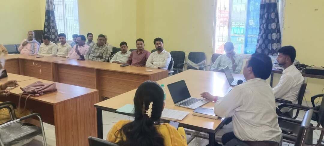 📢 शिवहर: 'बाल हितैषी' एवं 'जल पर्याप्त' पंचायत के निर्माण हेतु एक दिवसीय प्रशिक्षण संपन्न
आज जिला पंचायत संसाधन केंद्र, शिवहर में स्थानीय सतत विकास लक्ष्य (LSDG) की थीम-3 (बाल हितैषी पंचायत) और थीम-4 (जल पर्याप्त पंचायत) पर विशेष प्रशिक्षण का आयोजन किया गया। इस कार्यक्रम का मुख्य उद्देश्य जनभागीदारी के माध्यम से पंचायत स्तर पर बच्चों के लिए एक सुरक्षित वातावरण तैयार करना और जल संरक्षण को बढ़ावा देना है।
कार्यक्रम के मुख्य बिंदु:
🔸 बाल हितैषी पंचायत: बच्चों की शिक्षा, स्वास्थ्य, शत-प्रतिशत संस्थागत प्रसव, पूर्ण टीकाकरण और 100% जन्म निबंधन सुनिश्चित करना।
🔸 सुरक्षा और संरक्षण: जिले की 10 चयनित पंचायतों को 'बाल विवाह' एवं 'बाल श्रम' से पूरी तरह मुक्त बनाने का लक्ष्य।
🔸 परवरिश योजना: देखरेख से वंचित और अनाथ बच्चों को चिह्नित कर उन्हें सरकारी योजनाओं से जोड़ना।
🔸 जल पर्याप्त पंचायत: जल का विवेकपूर्ण उपयोग करना और जलस्रोतों की स्वच्छता एवं संरक्षण पर जोर देना।
आमजन से अपील:
अपने बच्चों का टीकाकरण व जन्म निबंधन अवश्य कराएं। बाल विवाह व बाल श्रम रोकने में प्रशासन की मदद करें तथा देखरेख से वंचित बच्चों की जानकारी संबंधित बाल संरक्षण समिति को दें। साथ ही, जल संरक्षण में अपना सक्रिय योगदान दें। आइए, मिलकर एक सशक्त, जागरूक और सुरक्षित शिवहर बनाएं!
#Sheohar #LSDG #ChildFriendlyPanchayat #WaterSufficientPanchayat #BiharPanchayatiRaj #ChildProtection #SaveWater #ChildRights #शिवहर #Bihar