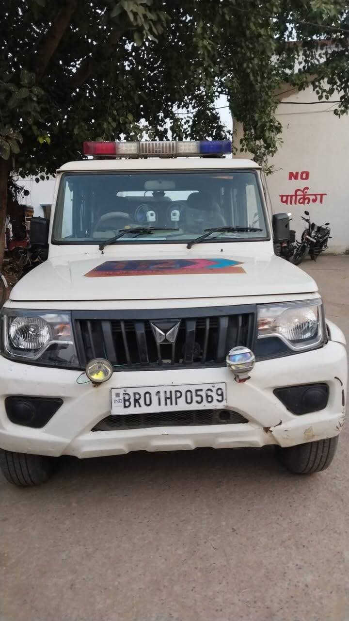 अरवल के प्रसादी इंग्लिश बाजार में चोरी करते युवक को ग्रामीणों ने रंगे हाथ पकड़ा, पुलिस को सौंपा
अरवल, बिहार।
अरवल जिले के प्रसादी इंग्लिश बाजार में चोरी की एक घटना सामने आई है, जहां ग्रामीणों ने दुकान से रुपये का गल्ला लेकर जा रहे एक युवक को कथित तौर पर रंगे हाथ पकड़ लिया। इसके बाद ग्रामीणों ने डायल 112 पुलिस को सूचना देकर आरोपित युवक को पुलिस के हवाले कर दिया। घटना के बाद बाजार क्षेत्र में चोरी की घटनाओं को लेकर लोगों के बीच चिंता देखी जा रही है।
प्राप्त जानकारी के अनुसार, प्रसादी इंग्लिश बाजार स्थित एक दुकान से रुपये रखने वाला गल्ला चोरी कर लिया गया था। बताया जा रहा है कि ग्रामीणों ने गल्ला लेकर जा रहे युवक को पकड़ने का प्रयास किया। इस दौरान भागने और पकड़ने की कोशिश में धक्का-मुक्की हुई, जिसमें युवक को हल्की चोटें आईं।
पकड़े गए युवक की पहचान महाबलीपुर निवासी गौरव सिंह के पुत्र शुभम कुमार के रूप में बताई गई है। घटना की सूचना मिलते ही डायल 112 की पुलिस टीम मौके पर पहुंची और युवक को अपने कब्जे में ले लिया। इसके बाद उसे उपचार के लिए अरवल सदर अस्पताल ले जाया गया। प्राथमिक उपचार के बाद युवक को आगे की कानूनी कार्रवाई के लिए अरवल टाउन थाना ले जाया गया।
इस मामले में अरवल टाउन थानाध्यक्ष दरबारी चौधरी के नेतृत्व में पुलिस जांच कर रही है। पुलिस आरोपित युवक से पूछताछ कर चोरी की घटना से जुड़े अन्य पहलुओं और संभावित सहयोगियों के बारे में जानकारी जुटाने में लगी है।
स्थानीय स्तर पर चोरी की घटनाओं के पीछे नशे की लत और संगठित गिरोह की संभावित भूमिका को लेकर भी चर्चा हो रही है। हालांकि, चोरी के पीछे के वास्तविक कारणों और किसी गिरोह की संलिप्तता की पुष्टि पुलिस जांच के बाद ही हो सकेगी।
अब देखना यह है कि पुलिस की जांच में इस मामले से जुड़े और कौन-कौन से तथ्य सामने आते हैं। Public ki Awaz Public Ki Awaz - News Arvind Yadav Arvind Arvind A1 express