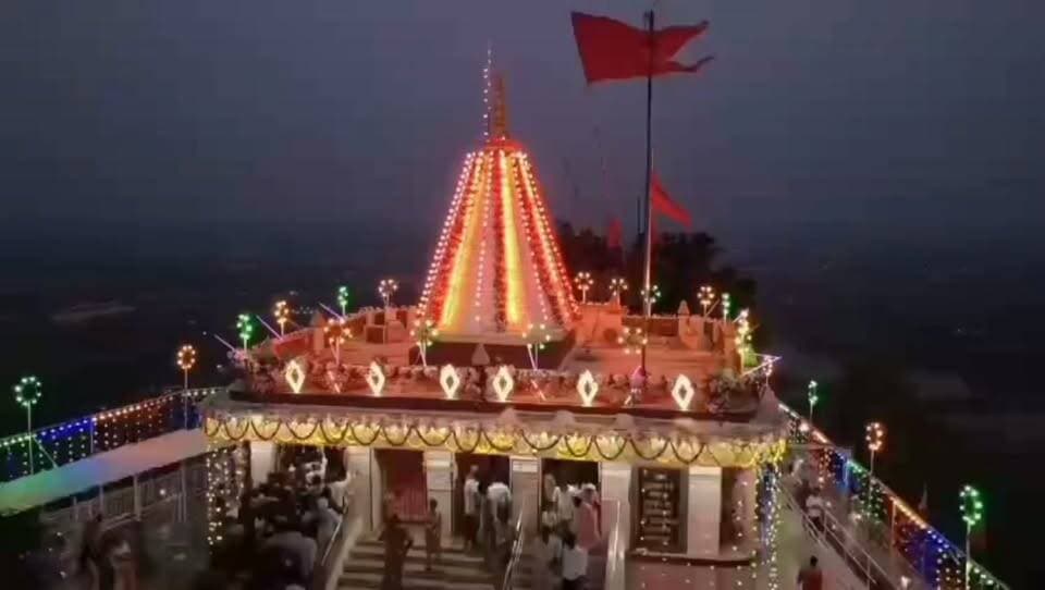 नवरात्रि के द्वितीय दिवस मैहर मा शारदा देवी के प्रातः से 09 बजे तक दर्शनार्थियों की संख्या
पैदल मार्ग द्वारा 79680
वैन मार्ग द्वारा - 1206
रोपवे मार्ग द्वारा - 6061
दर्शनार्थियों की कुल संख्या
86947