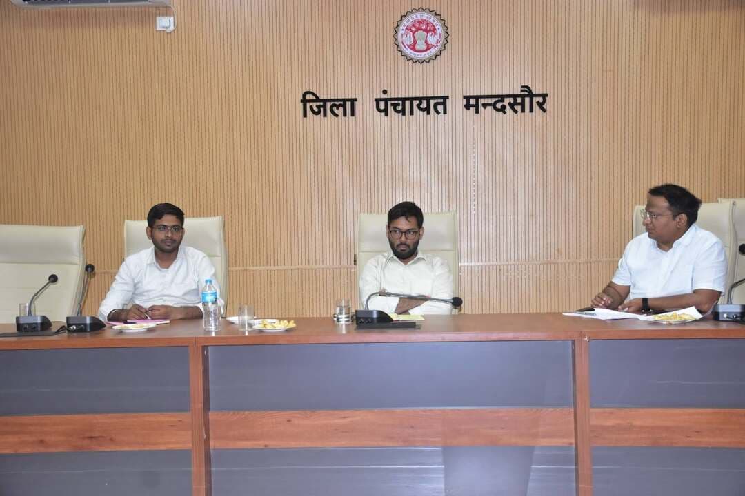 उपज से उद्यम
औषधि फसलों के क्लस्टर में 12 हेक्टेयर से अधिक रकबा सम्मिलित
कलेक्टर श्री दिव्यांक सिंह की पहल पर जिले में उपज से उद्यम अभियान अंतर्गत कृषकों को समृद्ध करने के लिए कार्य किया जा रहा है। कलेक्टर द्वारा नियमित रूप से बैठकों का आयोजन कर अधिकारियों को दिशा निर्देशित किया जा रहा है।
सोमवार को जिला पंचायत कार्यालय में उपज से उद्यम अभियान पर आधारित बैठक में बताया गया कि जिले में औषधि फसल उत्पादक किसानों का क्लस्टर तैयार किया गया है। इस क्लस्टर में 12 हेक्टेयर से अधिक रकबा सम्मिलित है जिसमें 6 मेट्रिक टन से अधिक और अधिक फसलों का उत्पादन किया जा रहा है। इस क्लस्टर में औषधि फसलों की उन्नत खेती पर संस्करण ग्रेडिंग सेटिंग पैकेजिंग हर्बल प्रोडक्ट पाउडर निर्माण आदि गतिविधियों की जाएगी। बैठक में उपस्थित कलेक्टर श्री दिव्यांक सिंह द्वारा अधिकारियों को निर्देशित किया गया कि क्लस्टर में सम्मिलित कृषकों से निरंतर संपर्क एवं संवाद रखकर आर्थिक गतिविधियों को बढ़ावा दे जिससे शासन की मंशा अनुसार कृषक समृद्धि की दिशा में और बेहतर कार्य हो सके।
बताया गया है की औषधि फसलों के अंतर्गत निर्मित क्लस्टर में धमनार, सेमलिया हीरा तथा नंदावता क्लस्टर बनाए गए हैं। इसमें अश्वगंधा, कॉल मेघ, चिया सीड, अकरकरा तथा चंद्रसूर आदि औषधि फैसले उत्पादित करने वाले किसान सम्मिलित हैं।
औषधि फसलों के क्लस्टर विकास का प्रमुख उद्देश्य प्रत्यक्ष बाजार लिंकेज और बिचौलियों का खात्मा करना है संगठित और वैज्ञानिक खेती को बढ़ावा देना निर्यात और गुणवत्ता प्रमाण में वृद्धि किसानों का सशक्तिकरण जोखिम को कम करना तथा लागत में कमी प्रमुख उद्देश्यों में सम्मिलित है।
औषधीय फसलों के मूल्य संबंधित उत्पादों का जो लक्ष्य तय किया गया है उसके अंतर्गत अश्वगंधा से अश्वगंधा चूर्ण, कैप्सूल, टेबलेट और हेल्थ सप्लीमेंट का निर्माण तुलसी के हर्बल टी, तुलसी ड्रॉप्स और सुखाए हुए पैकेट कालमेघ से पाउडर, टैबलेट, स्वरस निर्माण ईसबगोल से पशु आहार तथा भूसी चियासीड से चियासीड के आटा तथा तेल निर्माण अकरकरा से अकरकरा पाउडर तथा तेल निर्माण सफेद मूसली से चुरण कैप्सूल टेबलेट तेल निर्माण सम्मिलित है।
#मंदसौर
#Mandsaur