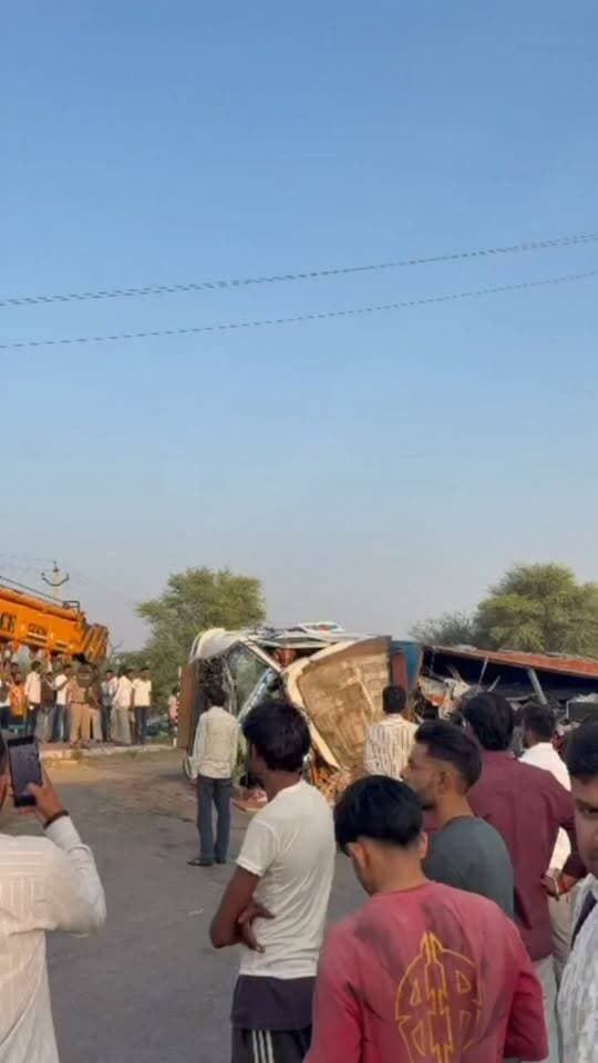 डीडवाना: दौलतपुरा के पास पलटा टमाटर से भरा ट्रक, दबने से दो की दर्दनाक मौत #live #viral #congerss