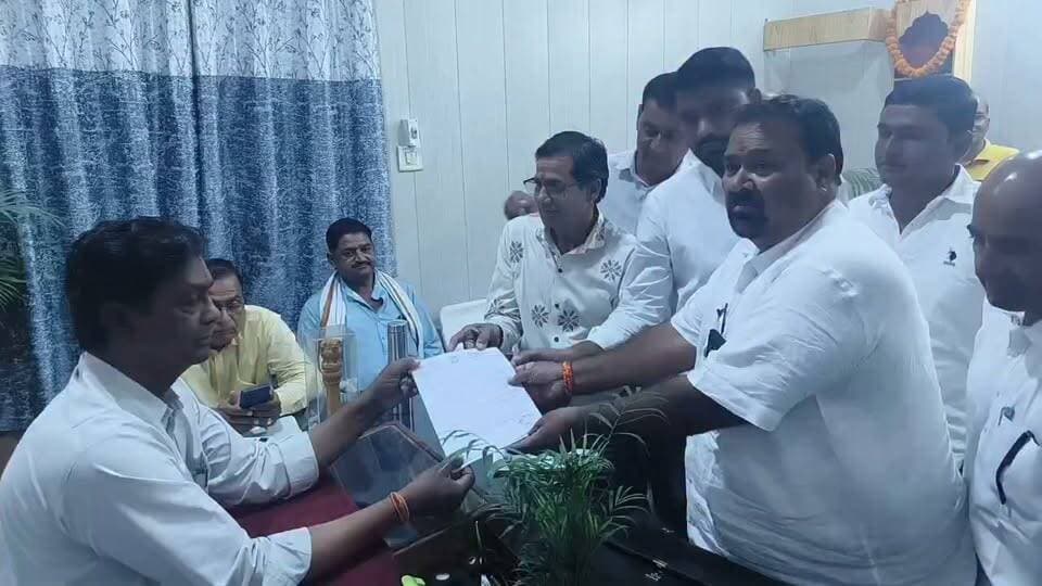 वार्ड 32 के पार्षद उदाराम चौहान से आंदोलन की चेतावनी दी #congress #live #viral #didwanajilab