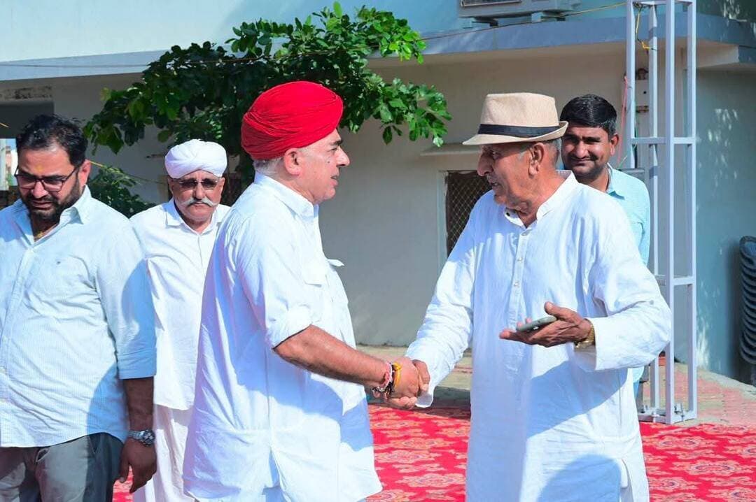 बायतु पंचायत समिति से भाजपा की और इस बार महिला पर दांव खेलने की तैयारी, हालांकि विधानसभा चुनाव हारे उम्मीदवार भी कतार में हे, मगर जैसलमेर के सेवाभावी परिवार पाबड़ा परिवार की बेटी प्रभा चौधरी ने अपनी मजबूत दावेदारी पेश की हे। युवाओं के इस दौर में प्रभा चौधरी बायतु ने बड़ा चेहरा बनकर उभर सकती हे। आज कर्नल मानवेन्द्र सिंह जसोल से भी मुलाकात की और विभिन्न संभावनाओं पर चर्चा की । युवा उद्यमी जोगेन्द्र सिंह चौहान और करनाराम चौधरी साथ दिखे