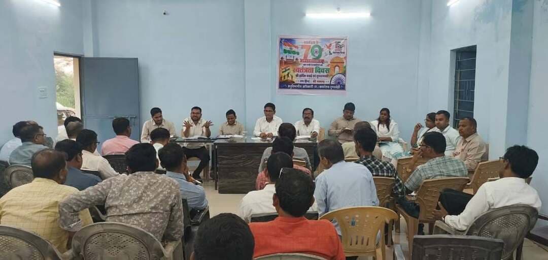 कलेक्टर एवं जिला निर्वाचन अधिकारी श्रीमती दिव्या उमेश मिश्रा के मार्गदर्शन में जिले में मतदाता सूची के विशेष गहन पुनरीक्षण (एसआईआर) सहित निर्वाचन संबंधी कार्यों को व्यवस्थित एवं त्रुटिरहित बनाने के लिए लगातार समीक्षा की जा रही है। इसी क्रम में आज विधानसभा क्षेत्र क्रमांक 61 गुंडरदेही और विधानसभा क्षेत्र क्रमांक 59 संजारी-बालोद में समीक्षा बैठक आयोजित की गई।
#election #eci