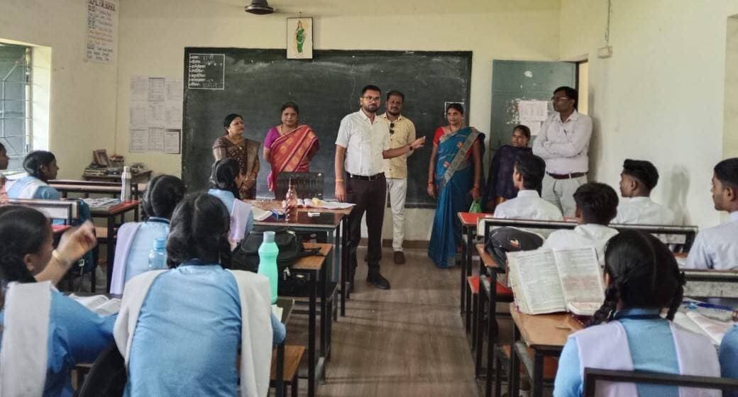 भारत निर्वाचन आयोग के दिशा-निर्देशों के अनुसार बालोद जिले में मतदाता सूची को अद्यतन करने और छूटे हुए पात्र नागरिकों के नाम जोड़ने के लिए विशेष अभियान चलाया जा रहा है।
इसके तहत विशेष रूप से 18 वर्ष की आयु पूर्ण कर चुके युवाओं को मतदाता सूची में नाम दर्ज कराने के लिए जागरूक किया जा रहा है एवं उन्हें फार्म 6 प्रदान किया जा रहा है।
#baloddistrict #election
