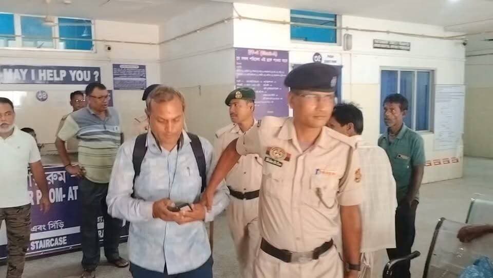 মাতাবাড়ী দুর্ঘটনায় ঘাতক বাইক চালক কে আটক করে নিয়ে যাচ্ছে পুলিশ!