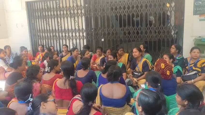 আট মাস ধরে বিল বকেয়া! সালেমা ব্লক অফিসে তালা ঝুলিয়ে আন্দোলনে TRLM CSP-রা