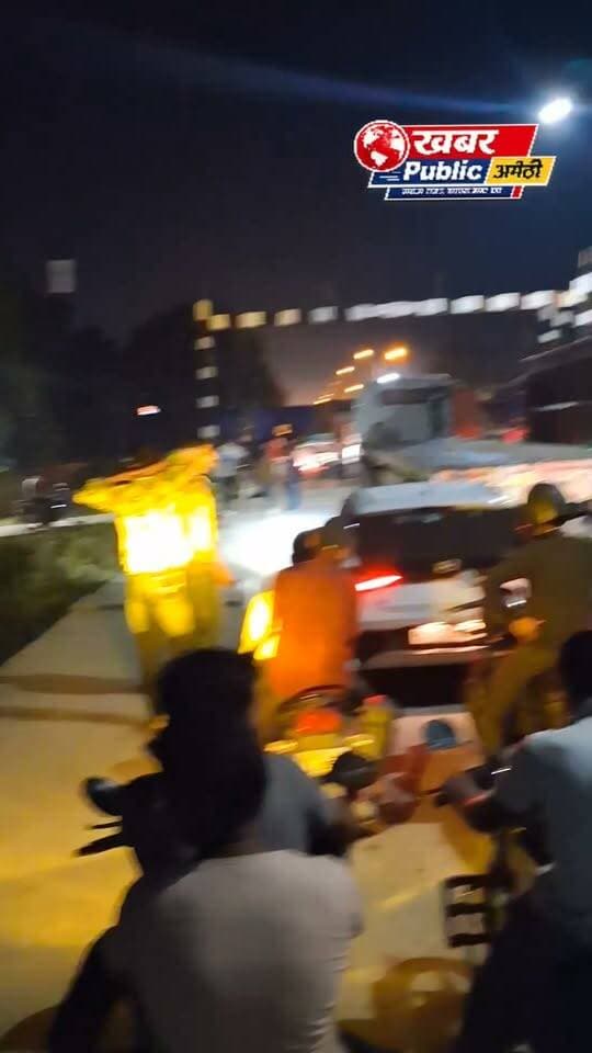 🚨 तेजी से काम करने के अमेठी डीएम के आदेश हवा में!
NH-731 चल रहे निर्माणधीन डिवाइडर व सड़क पर जाम से हाहाकार, इंडोरामा ट्रेन के चलते थमे पहिए! घंटों फंसे रहे हजारों लोग । आये दिन इंडोरामा फैक्ट्री की अधिकृत ट्रेन गुजरने से हजारों लोग होते हैं परेशान, वही नेशनल हाईवे (NH) पर रेलवे क्रॉसिंग के बंद होने या इंफ्रास्ट्रक्चर अधूरा होने की स्थिति में पूरी दर से टोल वसूलना नियमों के विरुद्ध है। वर्षों से इस गंभीर समस्या पर आपकी क्या राय है ।
Indorama India Private Limited खबर पब्लिक न्यूज 0.2 एलटी न्यूज़ ट्वेंटी फोर National Highways Authority of India - NHAI Kishori Lal Sharma Suresh Pasi DM Amethi शरद द्विवेदी Dainik Bhaskar BJP Uttar Pradesh Indian National Congress Amethi Mobile News