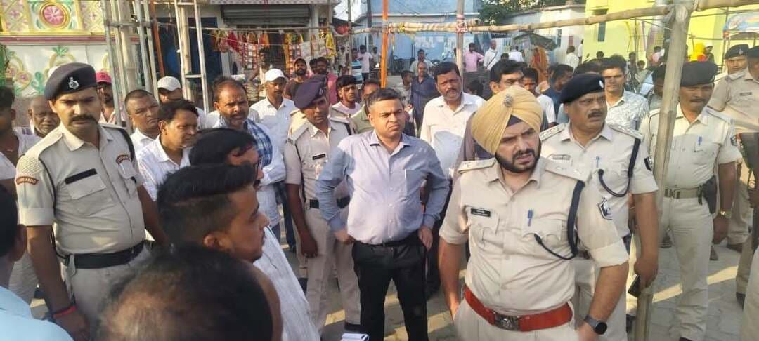 🚨 चौसा दुर्गा मेला का DM-SP ने लिया जायजा, सुरक्षा व्यवस्था दुरुस्त रखने का निर्देश
मेले में श्रद्धालुओं की सुविधा और विधि-व्यवस्था बनाए रखने पर जोर, अधिकारियों को सतर्क रहने का निर्देश
बिहार। दुर्गा पूजा के अवसर पर श्रद्धालुओं की सुरक्षा एवं बेहतर व्यवस्था सुनिश्चित करने के लिए चौसा दुर्गा मेला का जिलाधिकारी (DM) ने जायजा लिया। निरीक्षण के दौरान उन्होंने मेला परिसर में सुरक्षा व्यवस्था, श्रद्धालुओं के आवागमन और विधि-व्यवस्था से जुड़े इंतजामों का जायजा लेते हुए संबंधित अधिकारियों को आवश्यक निर्देश दिए।
जिलाधिकारी ने अधिकारियों को निर्देश दिया कि मेले के दौरान सुरक्षा व्यवस्था दुरुस्त रखी जाए, ताकि श्रद्धालुओं को दर्शन-पूजन में किसी प्रकार की परेशानी न हो। साथ ही भीड़भाड़ वाले स्थानों पर विशेष सतर्कता बरतने और किसी भी आपात स्थिति से निपटने के लिए तैयार रहने पर जोर दिया। प्रशासन का उद्देश्य दुर्गा पूजा मेले को शांतिपूर्ण, सुरक्षित और व्यवस्थित तरीके से संपन्न कराना है।
#DurgaPuja2026 #Chausa #BiharNews #DurgaMela #DainikKosiSamachar