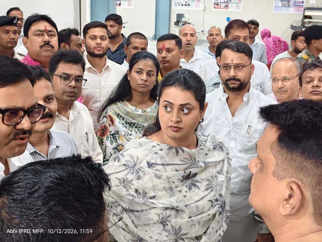 बिहार औद्योगिक क्षेत्र विकास प्राधिकार (बियाडा)*
*उद्योग मंत्री सुश्री श्रेयसी सिंह ने मेगा लेदर, फुटवियर एवं एसेसरीज़ पार्क, महवल का किया निरीक्षण; औद्योगिक सुविधाओं को बेहतर बनाने पर दिया जोर*
*बियाडा के प्रबंध निदेशक ने महवल और कुमारबाग औद्योगिक क्षेत्रों की समस्याओं की समीक्षा, आधारभूत सुविधाओं में सुधार एवं त्वरित समाधान के निर्देश*
बिहार में औद्योगिक विकास को गति देने, निवेशकों को बेहतर आधारभूत सुविधाएं उपलब्ध कराने तथा औद्योगिक क्षेत्रों का सुचारु संचालन सुनिश्चित करने के उद्देश्य से माननीय उद्योग मंत्री सुश्री श्रेयसी सिंह ने मुजफ्फरपुर स्थित मेगा लेदर, फुटवियर एवं एसेसरीज़ पार्क, महवल का निरीक्षण किया। इस दौरान उन्होंने पार्क में चल रहे कार्यों की प्रगति का जायजा लिया तथा औद्योगिक गतिविधियों के प्रभावी संचालन और आधारभूत सुविधाओं को बेहतर बनाने के संबंध में संबंधित अधिकारियों के साथ विस्तृत चर्चा की।
निरीक्षण के दौरान बिहार औद्योगिक क्षेत्र विकास प्राधिकार (बियाडा) के प्रबंध निदेशक श्री नवीन कुमार (भा.प्र.से.) तथा उद्योग विभाग के निदेशक श्री मुकुल कुमार गुप्ता भी उपस्थित रहे। अधिकारियों ने औद्योगिक पार्क के विकास, आधारभूत संरचना और संचालन से जुड़े विभिन्न पहलुओं की समीक्षा की। सड़क, जलापूर्ति और बिजली जैसी आवश्यक सुविधाओं की उपलब्धता एवं व्यवस्था पर विशेष रूप से चर्चा की गई।
माननीय उद्योग मंत्री सुश्री श्रेयसी सिंह ने अधिकारियों को निर्देश दिया कि औद्योगिक इकाइयों की आवश्यकताओं को ध्यान में रखते हुए बुनियादी सुविधाओं को सुदृढ़ किया जाए, ताकि उद्यमियों को अपना व्यवसाय स्थापित करने और उत्पादन गतिविधियों के संचालन में अनावश्यक कठिनाइयों का सामना न करना पड़े। उन्होंने औद्योगिक पार्क के सुव्यवस्थित विकास तथा सुविधाओं के प्रभावी संचालन के लिए संबंधित कार्यों की नियमित निगरानी पर भी जोर दिया।
इस अवसर पर माननीय उद्योग मंत्री सुश्री श्रेयसी सिंह ने कहा, “बिहार में औद्योगिक विकास को नई गति देना और निवेशकों के लिए अनुकूल वातावरण तैयार करना राज्य सरकार की प्राथमिकता है। औद्योगिक पार्कों में सड़क, बिजली और जलापूर्ति जैसी बुनियादी सुविधाओं की बेहतर उपलब्धता उद्यमियों का विश्वास मजबूत करती है। हमारा प्रयास है कि उद्योगों को आवश्यक सुविधाएं समय पर मिलें, जिससे निवेश को प्रोत्साहन मिले, उत्पादन गतिविधियों का विस्तार हो और स्थानीय स्तर पर रोजगार के नए अवसर सृजित हों।”
इस अवसर पर उद्योग निदेशक श्री मुकुल गुप्ता,
जिलाधिकारी, मुजफ्फरपुर श्री कुमार गौरव, वरीय पुलिस अधीक्षक, मुजफ्फरपुर श्री कांतेश कुमार मिश्र एवं अन्य वरीय पदाधिकारी भी उपस्थित थे
*महवल और कुमारबाग औद्योगिक क्षेत्रों की समस्याओं के समाधान पर जोर*
औद्योगिक क्षेत्रों में आधारभूत सुविधाओं की स्थिति का आकलन करने और औद्योगिक इकाइयों के सुचारु संचालन को सुनिश्चित करने के लिए बियाडा के प्रबंध निदेशक श्री नवीन कुमार ( भा.प्र.से.) ने औद्योगिक क्षेत्र, कुमारबाग फेज़ 1, फेज़ -2 और फेज़ -3 का निरीक्षण किया। इस दौरान उन्होंने संबंधित क्षेत्रों में उद्यमियों एवं औद्योगिक इकाइयों को आ रही समस्याओं से जुड़े मुद्दों की समीक्षा की।
कुमारबाग औद्योगिक क्षेत्र के निरीक्षण के दौरान सड़क व्यवस्था और जलजमाव से संबंधित समस्याओं का जायजा लिया गया। प्रबंध निदेशक ने संबंधित अधिकारियों को कड़े अंदाज में फटकार लगाते हुए,इन समस्याओं के समाधान के लिए आवश्यक कार्रवाई प्राथमिकता के आधार पर करने का निर्देश दिया, ताकि औद्योगिक क्षेत्र में आवागमन सुगम हो और इकाइयों के दैनिक संचालन में बाधा न आए। इसके साथ ही उन्होंने मुख्यमंत्री उद्यमी योजना के द्वारा संचालित औद्योगिक इकाइयों जैसे सर्व एंटरप्राइजेज, कुमार टेक्सटाइल के उद्यमियों से भी बातचीत कर उनके समस्याओं को सुना और संबंधित अधिकारियों को जल्द हल करने का निर्देश दिया l
वहीं, महवल और बेला औद्योगिक क्षेत्र में सामने आ रही समस्याओं के समाधान के संबंध में भी संबंधित अधिकारियों के साथ चर्चा की गई। श्री नवीन कुमार ने निर्देश दिया कि समस्याओं की पहचान कर उनके निराकरण के लिए ठोस कदम उठाए जाएं तथा आवश्यक कार्यों को शीघ्र पूरा किया जाए।
इस अवसर पर बियाडा के प्रबंध निदेशक श्री कुमार ने कहा, “औद्योगिक क्षेत्रों में उद्यमियों को बेहतर आधारभूत सुविधाएं उपलब्ध कराना और उनकी समस्याओं का समयबद्ध समाधान सुनिश्चित करना बियाडा की प्राथमिकता है। बेला और कुमारबाग औद्योगिक क्षेत्रों में सामने आई समस्याओं को गंभीरता से लेते हुए संबंधित अधिकारियों को आवश्यक कार्रवाई के निर्देश दिए गए हैं। हमारा प्रयास है कि सड़क, जलनिकासी और अन्य बुनियादी सुविधाओं में सुधार कर औद्योगिक इकाइयों के संचालन के लिए बेहतर वातावरण सुनिश्चित किया जाए।”
राज्य सरकार और बियाडा औद्योगिक क्षेत्रों में आधारभूत सुविधाओं को मजबूत करने, उद्यमियों की समस्याओं का त्वरित समाधान करने तथा निवेश के लिए अनुकूल वातावरण तैयार करने की दिशा में निरंतर प्रयासरत हैं। इन पहलों का उद्देश्य औद्योगिक गतिविधियों का विस्तार करना, निवेश को प्रोत्साहित करना और राज्य में रोजगार के नए अवसरों का सृजन करना है।
#CMSamrat
#samratchoudhary
Information & Public Relations Department, Government of Bihar
CMO Bihar
Industries Department, Bihar
Bihar Industrial Area Development Authority - BIADA