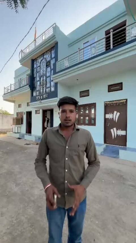 शंभूपुरा पंचायत में विकास में भेदभाव का आरोप, वोट नहीं देने पर घर के सामने नहीं बनाई सड़क।
दैनिक वीरधरा राजस्थान।
शंभूपुरा। 7 साल सरपंच रहने के बाद भी अगर फिर से चुनाव लड़ने के लिए आपको लोगो के सामने वोट के लिए हाथ फैलाने पड़े तो उम्मीदवार ओर जनता दोनों को समझ जाना चाइये कि कमी कहा रही, यही हाल शंभूपुरा पंचायत के सरपंच रहे अजय चौधरी के साथ हो रहा, उन्हें ना सिर्फ फिर से जीत के लिए वोट मांगने पड़ रहे बल्कि जगह जगह भारी विरोध भी झेलना पड़ रहा है, जिसके कई वीडियो सामने आ चुके है।
हाल ही में शंभूपुरा गांव में रोड लाइट में भेदभाव के मामले के बाद अब नया मामला सामने आया जिसमे शंभूपुरा पंचायत क्षेत्र के केसरपुरा नई आबादी में सड़क निर्माण में भेदभाव का गंभीर आरोप सामने आया है।
पीड़ित रोहित जाट निवासी केसरपुरा नई आबादी ने बताया कि 7 मई को पंचायत द्वारा सरपंच अजय चौधरी के कार्यकाल में सड़क का निर्माण करवाया गया था। आरोप है कि उनके घर को छोड़कर दोनों तरफ �