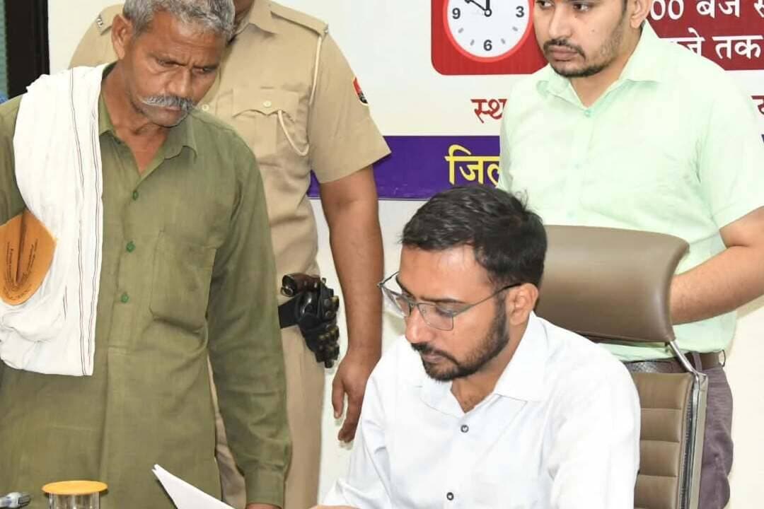 समाधान शिविर में सीटीएम सुरेश कुमार ने सुनी आमजन की समस्याएं
करनाल, 12 अक्तूबर। सीटीएम सुरेश कुमार ने कहा कि समाधान शिविर का उद्देश्य आमजन की समस्याओं का त्वरित एवं प्रभावी समाधान सुनिश्चित करना है। उन्होंने अधिकारियों को निर्देश दिए कि समाधान शिविर में प्राप्त होने वाली शिकायतों के निपटारे में किसी प्रकार की लापरवाही न बरती जाए। विभागीय अधिकारी आपसी समन्वय के साथ कार्य करते हुए समस्याओं का शीघ्र समाधान सुनिश्चित करें, ताकि आमजन को सरकारी कार्यालयों के अनावश्यक चक्कर न लगाने पड़ें।
सीटीएम सुरेश कुमार सोमवार को लघु सचिवालय स्थित सभागार में आयोजित समाधान शिविर के दौरान आमजन की समस्याएं सुन रहे थे। उन्होंने कहा कि आमजन की समस्याओं के समाधान के लिए जिला मुख्यालय सहित सभी उपमंडल स्तरों पर हर सोमवार और वीरवार को प्रातः10 से 12 बजे तक समाधान शिविर आयोजित किए जा रहे हैं। आमजन इन निर्धारित दिनों पर समाधान शिविर में पहुंचकर समस्याओं का समाधान करवा सकते हैं।
उन्होंने बताया कि सोमवार को आयोजित समाधान शिविरों में 10 समस्याएं प्राप्त हुईं हैं जिन पर संबंधित विभागों के अधिकारियों को आवश्यक कार्रवाई करने के निर्देश दिए गए हैंं। इनमें करनाल मुख्यालय पर 6,नीलोखेड़ी व इंद्री उपमंडल में एक-एक शिकायत प्राप्त हुई। असंध उपमंडल में 2 शिकायत प्राप्त हुई। वहीं घरौंडा उपमंडल में कोई शिकायत प्राप्त नहीं हुई। उन्होंने लोगों से अपील की वे समस्याओं के समाधान के लिए हर सोमवार व वीरवार को आयोजित किए जाने वाले समाधान शिविरों में रखें।
ये आई समस्याएं
करनाल मुख्यालय पर आयोजित समाधान शिविर में निर्मला देवी अवैध कब्जा हटवाने बारे,माया राम पीएम आवास योजना के तहत लिस्ट में नाम आने पर कोई फायदा न मिलने की शिकायत, सिरसी निवासी हेमा पुलिस विभाग से संबंधित शिकायत, विक्रमजीत सिंह पंचायत विभाग से संबंधित शिकायत, पवन कुमार गांव साम्भली में तहसीलदार से संबंधित शिकायत, बलखार पुलिस विभाग से संबंधित शिकायत को लेकर पहुंचे। असंध उपमंडल में आयोजित समाधान शिविर में रोहित व मंजू गर्ग परिवार पहचान पत्र से संबंधित शिकायत को लेकर पहुंचे। नीलोखेड़ी उपमंडल में आयोजित समाधान शिविर में सोनू कुमार परिवार पहचान पत्र में जन्म तिथि को ठीक करवाने की शिकायत, वहीं इंद्री उपमंडल में आयोजित समाधान शिविर में स्नेलता परिवार पहचान पत्र में जन्मतिथि को ठीक करवाने की शिकायत को लेकर पहुंचे।