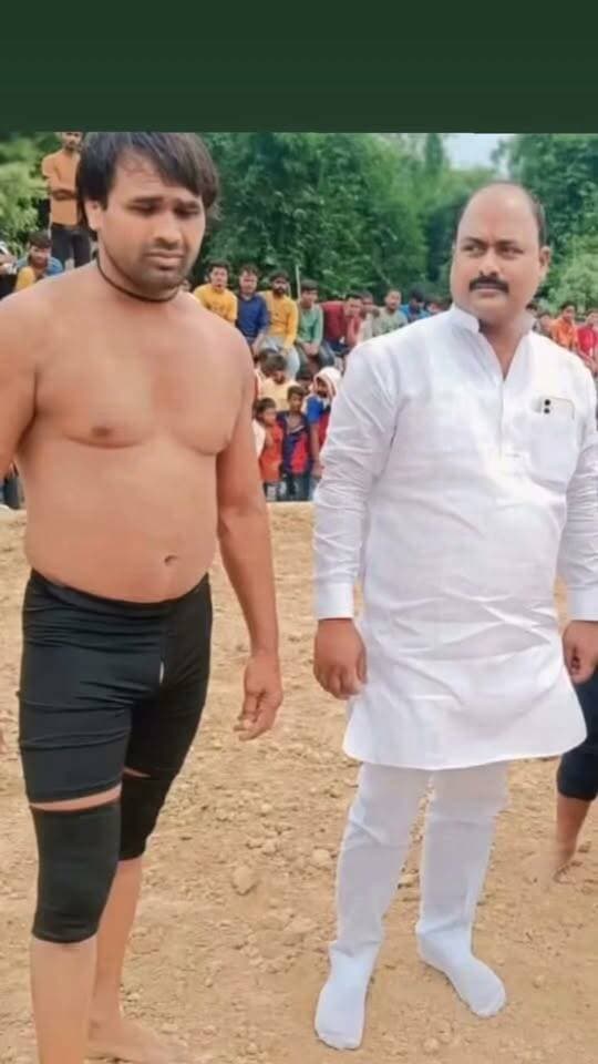 21 दिन बाद भी स्वर्गीय ब्रह्मानंद यादव को नहीं भुला पा रहे जिला पंचायत अध्यक्ष बलराम यादव
संतकबीरनगर। जिला केसरी स्वर्गीय ब्रह्मानंद यादव और जिला पंचायत अध्यक्ष बलराम यादव के बीच रिश्ता सिर्फ दोस्ती का नहीं, बल्कि छोटे भाई जैसा आत्मीय संबंध था। ब्रह्मानंद यादव के निधन के 21 दिन बीत जाने के बाद भी बलराम यादव उन्हें भुला नहीं पा रहे हैं। उनकी यादें आज भी दिल में ताजा हैं। यह रिश्ता दोस्ती, अपनापन और भावनात्मक जुड़ाव की मिसाल है।
