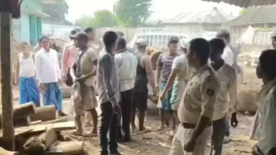 अवैध आरा मिलों पर कार्रवाई करने पहुंची वन विभाग की टीम से अभद्रता, पुलिस ने छुड़ाया