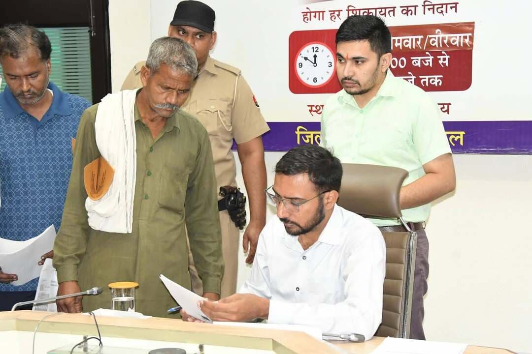 समाधान शिविर में सीटीएम सुरेश कुमार ने सुनी आमजन की समस्याएं
करनाल, 12 अक्तूबर। सीटीएम सुरेश कुमार ने कहा कि समाधान शिविर का उद्देश्य आमजन की समस्याओं का त्वरित एवं प्रभावी समाधान सुनिश्चित करना है। उन्होंने अधिकारियों को निर्देश दिए कि समाधान शिविर में प्राप्त होने वाली शिकायतों के निपटारे में किसी प्रकार की लापरवाही न बरती जाए। विभागीय अधिकारी आपसी समन्वय के साथ कार्य करते हुए समस्याओं का शीघ्र समाधान सुनिश्चित करें, ताकि आमजन को सरकारी कार्यालयों के अनावश्यक चक्कर न लगाने पड़ें।
सीटीएम सुरेश कुमार सोमवार को लघु सचिवालय स्थित सभागार में आयोजित समाधान शिविर के दौरान आमजन की समस्याएं सुन रहे थे। उन्होंने कहा कि आमजन की समस्याओं के समाधान के लिए जिला मुख्यालय सहित सभी उपमंडल स्तरों पर हर सोमवार और वीरवार को प्रातः10 से 12 बजे तक समाधान शिविर आयोजित किए जा रहे हैं। आमजन इन निर्धारित दिनों पर समाधान शिविर में पहुंचकर समस्याओं का समाधान करवा सकते हैं।
उन्होंने बताया कि सोमवार को आयोजित समाधान शिविरों में 10 समस्याएं प्राप्त हुईं हैं जिन पर संबंधित विभागों के अधिकारियों को आवश्यक कार्रवाई करने के निर्देश दिए गए हैंं। इनमें करनाल मुख्यालय पर 6,नीलोखेड़ी व इंद्री उपमंडल में एक-एक शिकायत प्राप्त हुई। असंध उपमंडल में 2 शिकायत प्राप्त हुई। वहीं घरौंडा उपमंडल में कोई शिकायत प्राप्त नहीं हुई। उन्होंने लोगों से अपील की वे समस्याओं के समाधान के लिए हर सोमवार व वीरवार को आयोजित किए जाने वाले समाधान शिविरों में रखें।
ये आई समस्याएं
करनाल मुख्यालय पर आयोजित समाधान शिविर में निर्मला देवी अवैध कब्जा हटवाने बारे,माया राम पीएम आवास योजना के तहत लिस्ट में नाम आने पर कोई फायदा न मिलने की शिकायत, सिरसी निवासी हेमा पुलिस विभाग से संबंधित शिकायत, विक्रमजीत सिंह पंचायत विभाग से संबंधित शिकायत, पवन कुमार गांव साम्भली में तहसीलदार से संबंधित शिकायत, बलखार पुलिस विभाग से संबंधित शिकायत को लेकर पहुंचे। असंध उपमंडल में आयोजित समाधान शिविर में रोहित व मंजू गर्ग परिवार पहचान पत्र से संबंधित शिकायत को लेकर पहुंचे। नीलोखेड़ी उपमंडल में आयोजित समाधान शिविर में सोनू कुमार परिवार पहचान पत्र में जन्म तिथि को ठीक करवाने की शिकायत, वहीं इंद्री उपमंडल में आयोजित समाधान शिविर में स्नेलता परिवार पहचान पत्र में जन्मतिथि को ठीक करवाने की शिकायत को लेकर पहुंचे।