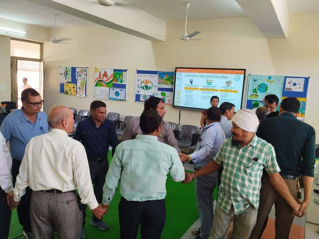 सक्षम जीवन कौशल पर संकुल प्राचार्यों और जनशिक्षकों का उन्मुखीकरण प्रशिक्षण आयोजित
जनजातीय कार्य विभाग के सहायक आयुक्त विवेक नागवंशी के निर्देशन में सक्षम जीवन कौशल कार्यक्रम के तहत संकुल प्राचार्यों और जनशिक्षकों के लिए एक दिवसीय उन्मुखीकरण कार्यशाला संदीपनी विद्यालय सुखतवा, केसला में आयोजित की गई। विकासखंड शिक्षा अधिकारी हर्षित कौरव का मार्गदर्शन रहा।
प्रशिक्षण में सक्षम कार्यक्रम की आगामी गतिविधियों और प्रभावी क्रियान्वयन पर चर्चा की गई। सक्षम टीम ने जीवन कौशल कार्यक्रम, सत्र संरचना और संचालन प्रक्रिया की जानकारी दी। संकुल प्राचार्यों की भूमिका पर मार्गदर्शन दिया गया।
कार्यशाला में संकुल स्तर पर मासिक समीक्षा बैठक, विद्यालयवार प्रगति समीक्षा और SQMF फॉर्म के माध्यम से सत्रों के अवलोकन एवं गुणवत्ता मूल्यांकन की प्रक्रिया का प्रदर्शन किया गया। विद्यालयों में समान अवसर, समान सहभागिता और सुरक्षित वातावरण सुनिश्चित करने पर विशेष जोर दिया गया।
कार्यक्रम में संदीपनी विद्यालय के प्राचार्य प्रदीप सिंह राजपूत, सक्षम टीम के सीनियर मैनेजर एन.एल. हाडा, खंड कार्यक्रम प्रबंधक कैलाश राठौर सहित सभी संकुल प्राचार्य और जनशिक्षक उपस्थित रहे।
#narmadapuram CM Madhya Pradesh Dr Mohan Yadav Jansampark Madhya Pradesh General Administration Department, MP Department of Tribal Welfare, Madhya Pradesh