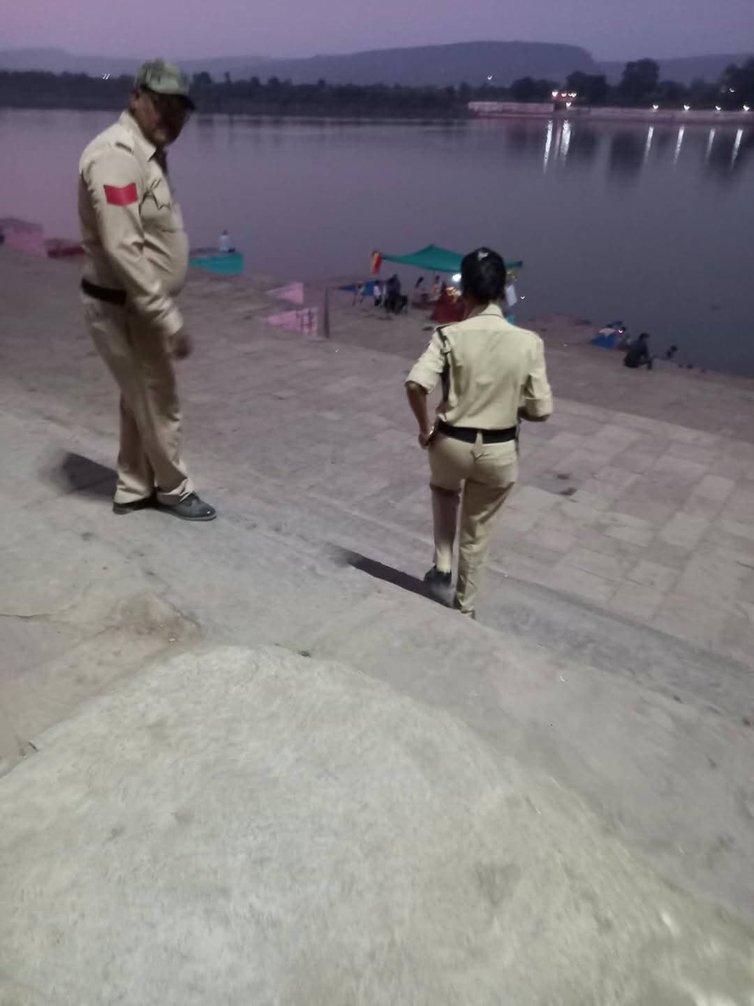 नर्मदा घाटों पर आबकारी विभाग की सघन कार्रवाई, 15 लीटर हाथभट्टी शराब जब्त
कलेक्टर नर्मदापुरम श्री सोमेश मिश्रा के आदेशानसुार और जिला आबकारी अधिकारी डॉ. राजीव प्रसाद द्विवेदी के मार्गदर्शन में आबकारी विभाग ने नर्मदा घाटों और आसपास के क्षेत्रों में सघन गश्त की।
आबकारी विभाग द्वारा कार्रवाई करते हुए 11 अक्टूबर 2026 को वृत्त नर्मदापुरम-अ में मध्यप्रदेश आबकारी अधिनियम के तहत 2 प्रकरण कायम किए गए। कार्रवाई में लगभग 60 किलो महुआ लाहन और 15 लीटर हाथभट्टी मदिरा जब्त की गई, जिसकी अनुमानित कीमत 12,600 रुपये आंकी गई।
उक्त कार्रवाई में आबकारी उपनिरीक्षक आर.पी. निमोदा, मुख्य आरक्षक दुर्गा प्रसाद मांझी, आरक्षक सुरेश सिकेरिया और विकास लोखंडे का योगदान रहा।
<nis:link nis:type=tag nis:id=narmadapuram nis:value=narmadapuram nis:enabled=true nis:link/> CM Madhya Pradesh Dr Mohan Yadav Jansampark Madhya Pradesh Home Department of Madhya Pradesh