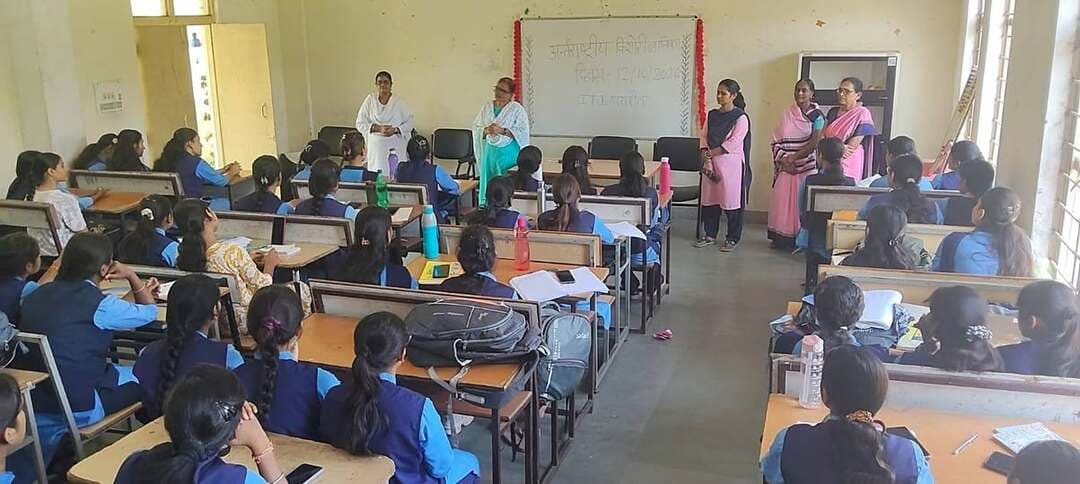 अंतर्राष्ट्रीय बालिका दिवस पर बाल विवाह मुक्त भारत की दिलाई शपथ
कलेक्टर नर्मदापुरम श्री सोमेश मिश्रा के मार्गदर्शन में मिशन शक्ति बेटी बचाओ बेटी पढ़ाओ योजना के तहत अंतर्राष्ट्रीय बालिका दिवस पर 11 से 15 अक्टूबर 2026 तक जिले में पांच दिवसीय गतिविधियों का आयोजन किया जा रहा है।
इसी क्रम में 12 अक्टूबर 2026 को जिले के आंगनबाड़ी केंद्रों और विद्यालयों में महिला एवं बाल विकास विभाग द्वारा बाल विवाह मुक्त भारत अभियान के तहत जागरूकता और शपथ ग्रहण समारोह आयोजित किए गए।
कार्यक्रम में बालक-बालिकाओं और समुदाय को बाल विवाह प्रतिषेध अधिनियम, बाल विवाह रोकने और इसके दुष्परिणामों के बारे में विस्तार से बताया गया। साथ ही बाल विवाह की सूचना 1098 चाइल्ड हेल्पलाइन और 181 महिला हेल्पलाइन पर देने के लिए जागरूक किया गया।
#narmadapuram CM Madhya Pradesh Dr Mohan Yadav Jansampark Madhya Pradesh General Administration Department, MP Department Of Revenue, Madhya Pradesh Department of School Education, Madhya Pradesh
