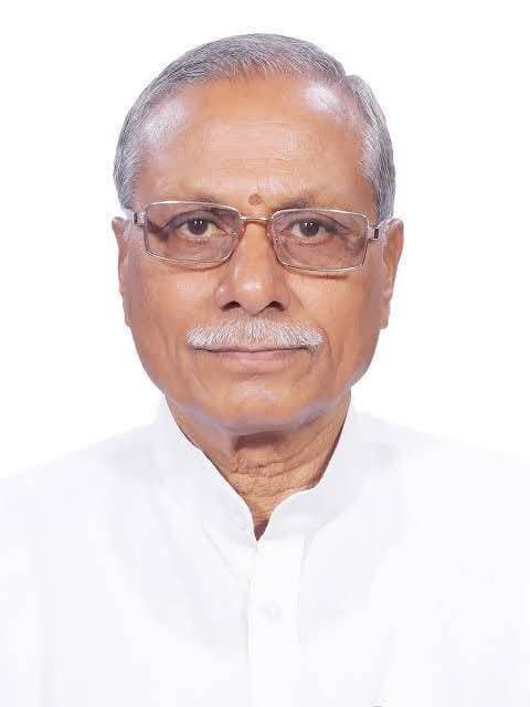 डॉ ढाल सिंह विशेन होंगे उत्तरखंड के नए राज्यपाल
राष्ट्रपति द्रौपदी मुर्मू ने 6 राज्यों में नए राज्यपालों की नियुक्ति कर दी है. बता दें कि राष्ट्रपति भवन की ओर से जारी आधिकारिक बयान के मुताबिक ये नियुक्तियां राजेंद्र विश्वनाथ आर्लेकर, ओम प्रकाश माथुर, दुष्यंत गौतम , सुधा यादव, ब्रजमोहन राम और ढाल सिंह बिसेन के नाम पर की गई हैं. दुष्यंत गौतम को सिक्किम का राज्यपाल, डॉ. सुधा कर्नाटक की राज्यपाल, राजेंद्र आर्लेकर तमिलनाडु के राज्यपाल, ओम प्रकाश माथुर केरल के राज्यपाल, ब्रज मोहन राम ओडिशा के राज्यपाल तथा डॉ. ढाल सिंह बिसेन उत्तराखंड के राज्यपाल बने.
#NewGovernors #GovernorAppointments #PresidentDroupadiMurmu #drdhalsinghbishesan #uttarakhandsnewvrovornor