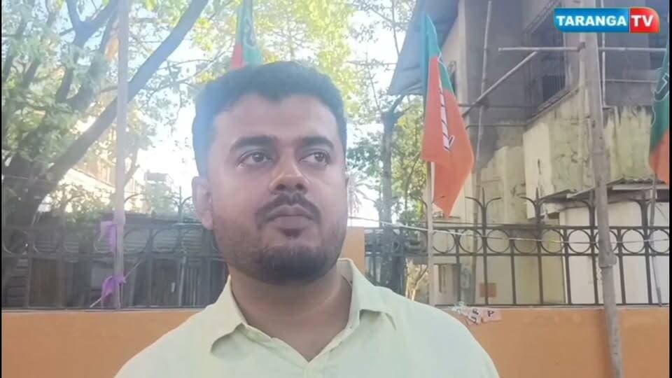 শিলচর পৌরনিগমের ১১ নম্বর ওয়ার্ডের জমাজল সমস্যার স্থায়ী সমাধানে মাস্টার ড্রেনেজ প্রকল্পের সঠিক ও কার্যকর বাস্তবায়নের ওপর গুরুত্ব আরোপ করলেন বিজেপি দলের নির্বাচিত ওয়ার্ড কাউন্সিলর অভিষেক চক্রবর্তী। ওয়ার্ডের জলাবদ্ধতা সমস্যার স্থায়ী সমাধানে পরিকল্পিত নিকাশি ব্যবস্থার প্রয়োজনীয়তার ওপর জোর দেন তিনি।
পাশাপাশি, আসন্ন শারদীয় দুর্গোৎসব উপলক্ষে ওয়ার্ডবাসীসহ সকলকে আগাম দুর্গাপুজার শুভেচ্ছা জানিয়েছেন কাউন্সিলর অভিষেক চক্রবর্তী। মা দুর্গার কাছে সকলের সুখ, শান্তি, সমৃদ্ধি ও মঙ্গল কামনা করেন তিনি।
#Silchar #SilcharMunicipalCorporation #AbhishekChakraborty #MasterDrainageProject #DrainageSystem #DurgaPuja #BJP #TARANGATV