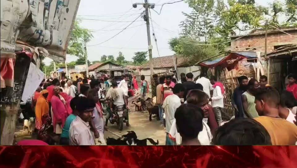 सड़क पर लगता है मवेशी हाट, आवागमन में परेशानी