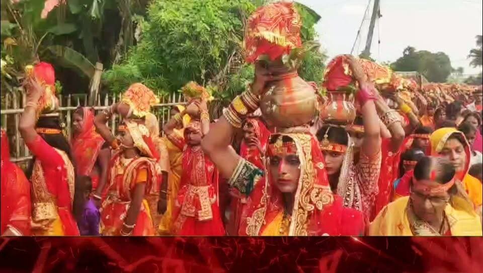 दुर्गा पूजा पर निकाली गयी कलश यात्रा, 108 कन्याओं ने लिया भाग